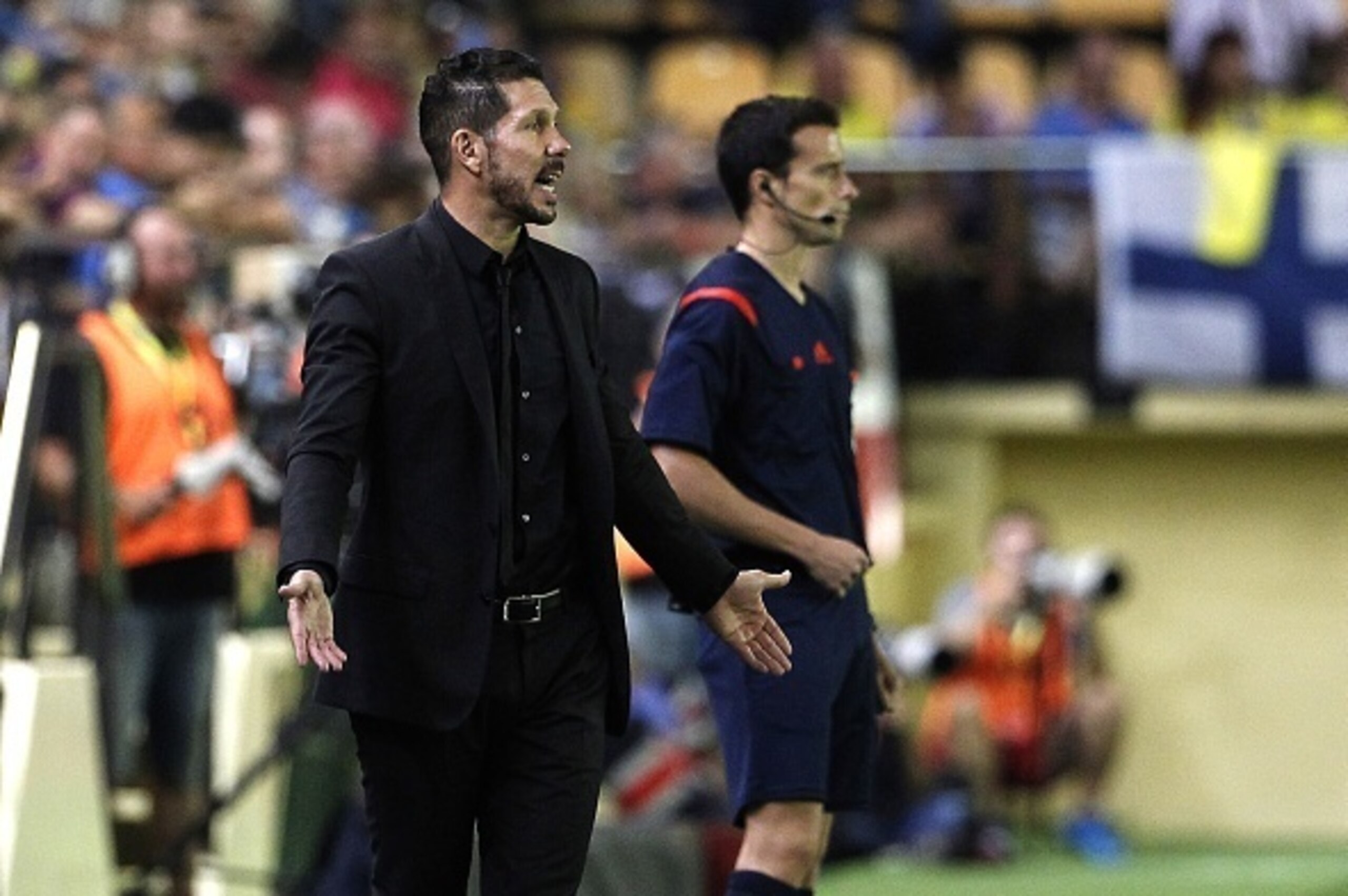 Atletico Madrid's Argentinian coach Diego Simeone gestures from the sidelines during the Spanish league football match Villarreal CF vs Club Atletico de Madrid at El Madrigal stadium in Villareal on September 26, 2015.  AFP PHOTO / JOSE JORDAN        (Pho