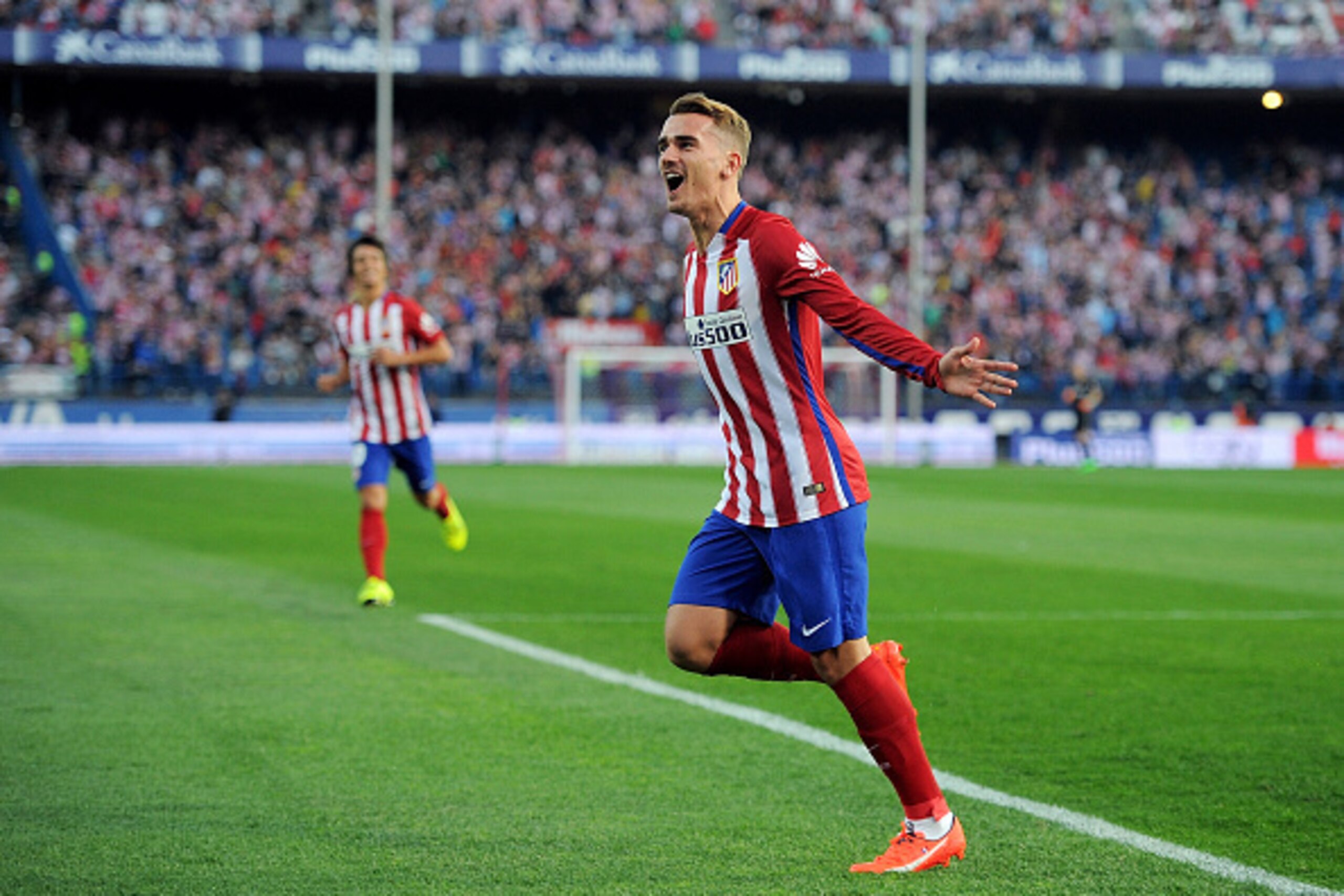 MADRID, SPAIN - SEPTEMBER 22:  Antoine Greizmann of Club Atletico de Madrid celebrates after scoring his team's opening goal during the La Liga match between Atletico de Madrid and Getafe at Vicente Calderon Stadium on September 22, 2015 in Madrid, Spain.