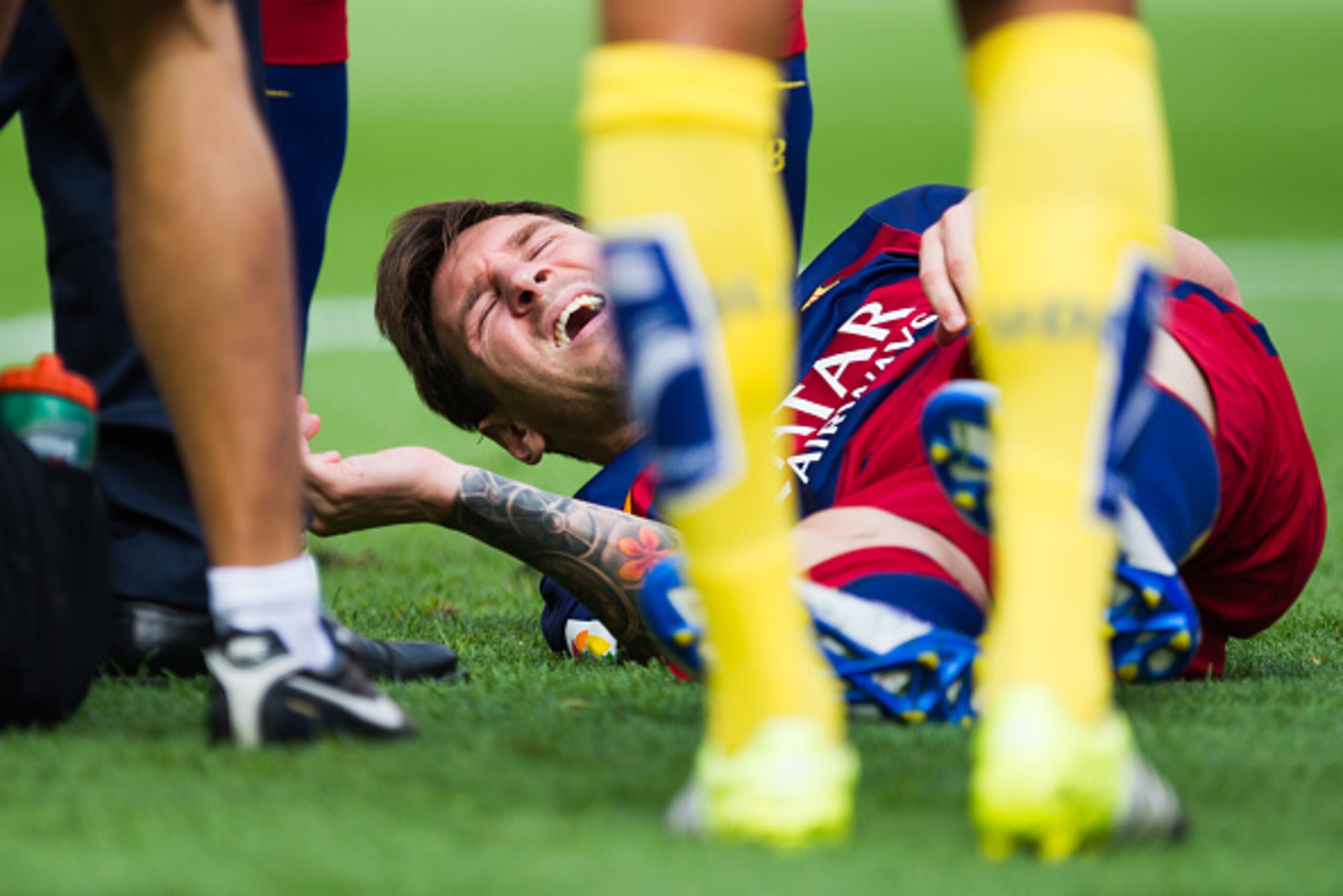 BARCELONA, SPAIN - SEPTEMBER 26:  Lionel Messi of FC Barcelona lays injured during the La Liga match between FC Barcelona and UD Las Palmas at Camp Nou on September 26, 2015 in Barcelona, Spain.  (Photo by Alex Caparros/Getty Images)