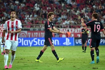 Bayern Munich's German forward Thomas Mueller (C) celebrates with teamates after his penalty goal against  Olympiakos Piraeus during their Group F Champions League football match between Olympiakos and Bayern Munich at the Karaiskaki stadium in Piraeus, n