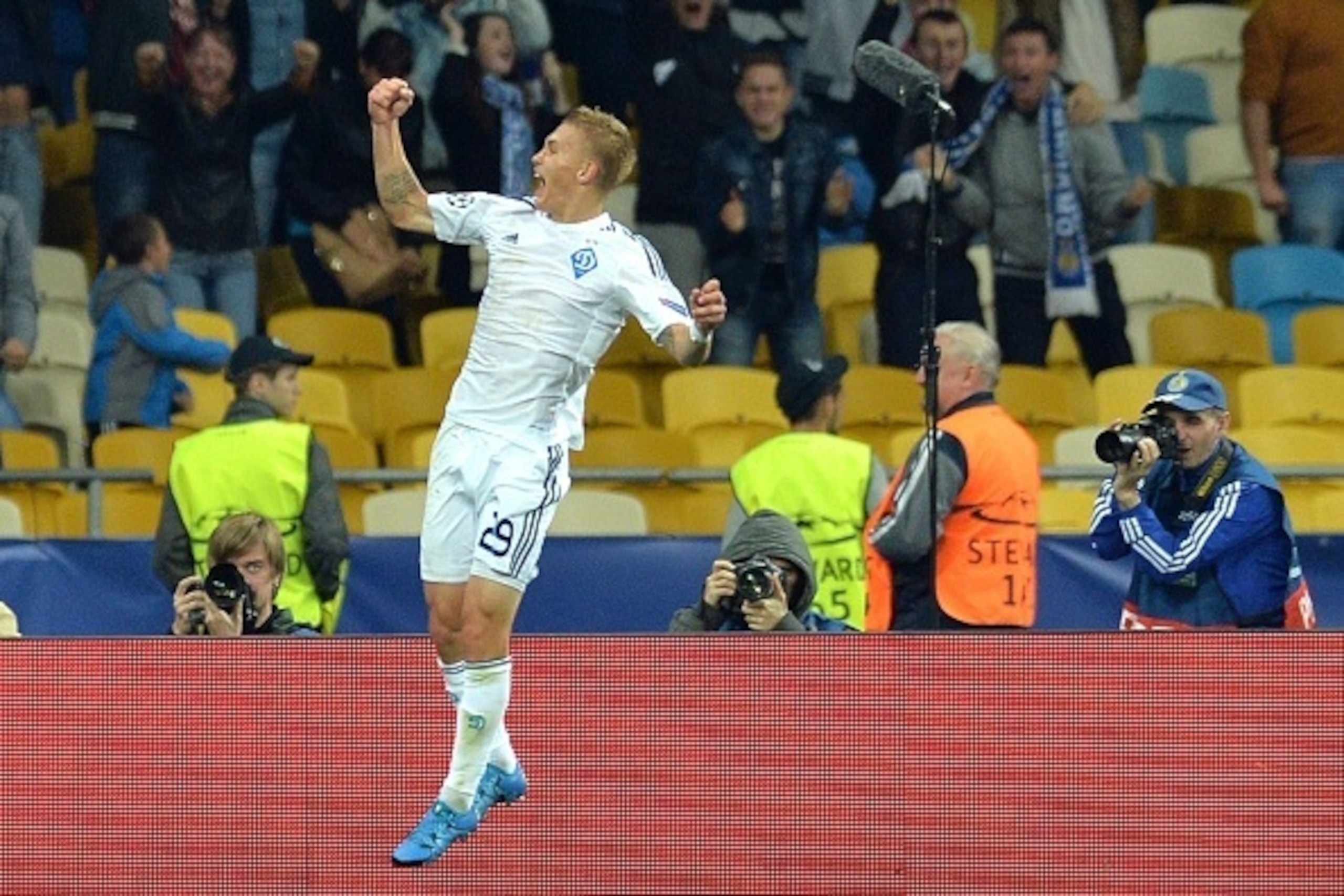 Vitaliy Buyalskiy of FC Dynamo Kiev reacts after scoring against FC Porto during the UEFA Champion league group G football match between FC Dynamo Kiev and FC Porto at Olimpiysky stadium in Kiev on September  16, 2015. AFP PHOTO/GENYA SAVILOV        (Phot