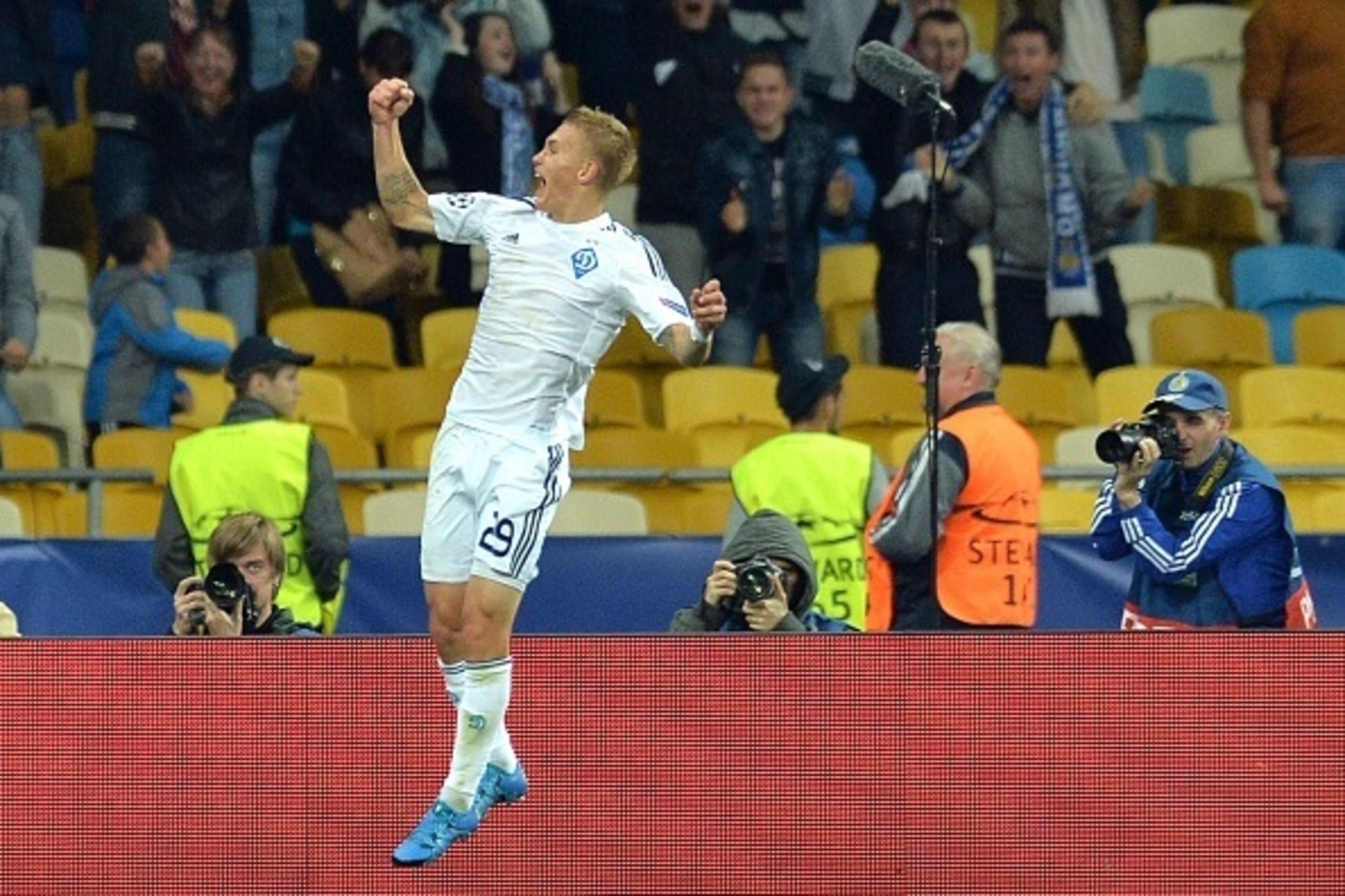 Vitaliy Buyalskiy of FC Dynamo Kiev reacts after scoring against FC Porto during the UEFA Champion league group G football match between FC Dynamo Kiev and FC Porto at Olimpiysky stadium in Kiev on September 16, 2015. AFP PHOTO/GENYA SAVILOV (Phot Vitaliy Buyalskiy of FC Dynamo Kiev reacts after scoring against FC Porto during the UEFA Champion league group G football match between FC Dynamo Kiev and FC Porto at Olimpiysky stadium in Kiev on September 16, 2015. AFP PHOTO/GENYA SAVILOV (Phot