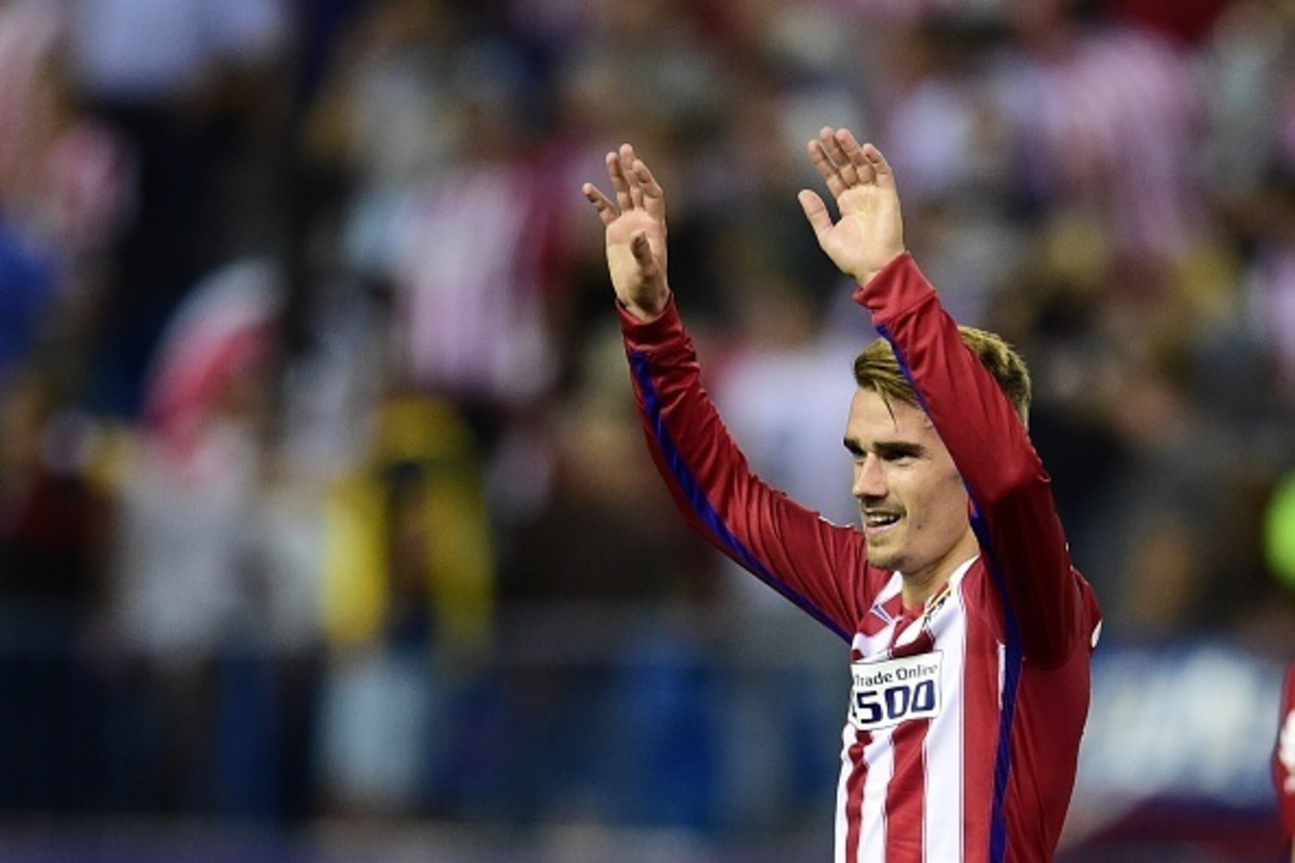 Atletico Madrid's French forward Antoine Griezmann celebrates after scoring a goal during the Spanish league football match Club Atletico de Madrid vs Getafe CF at the Vicente Calderon stadium in Madrid on September 22, 2015.   AFP PHOTO/ JAVIER SORIANO  