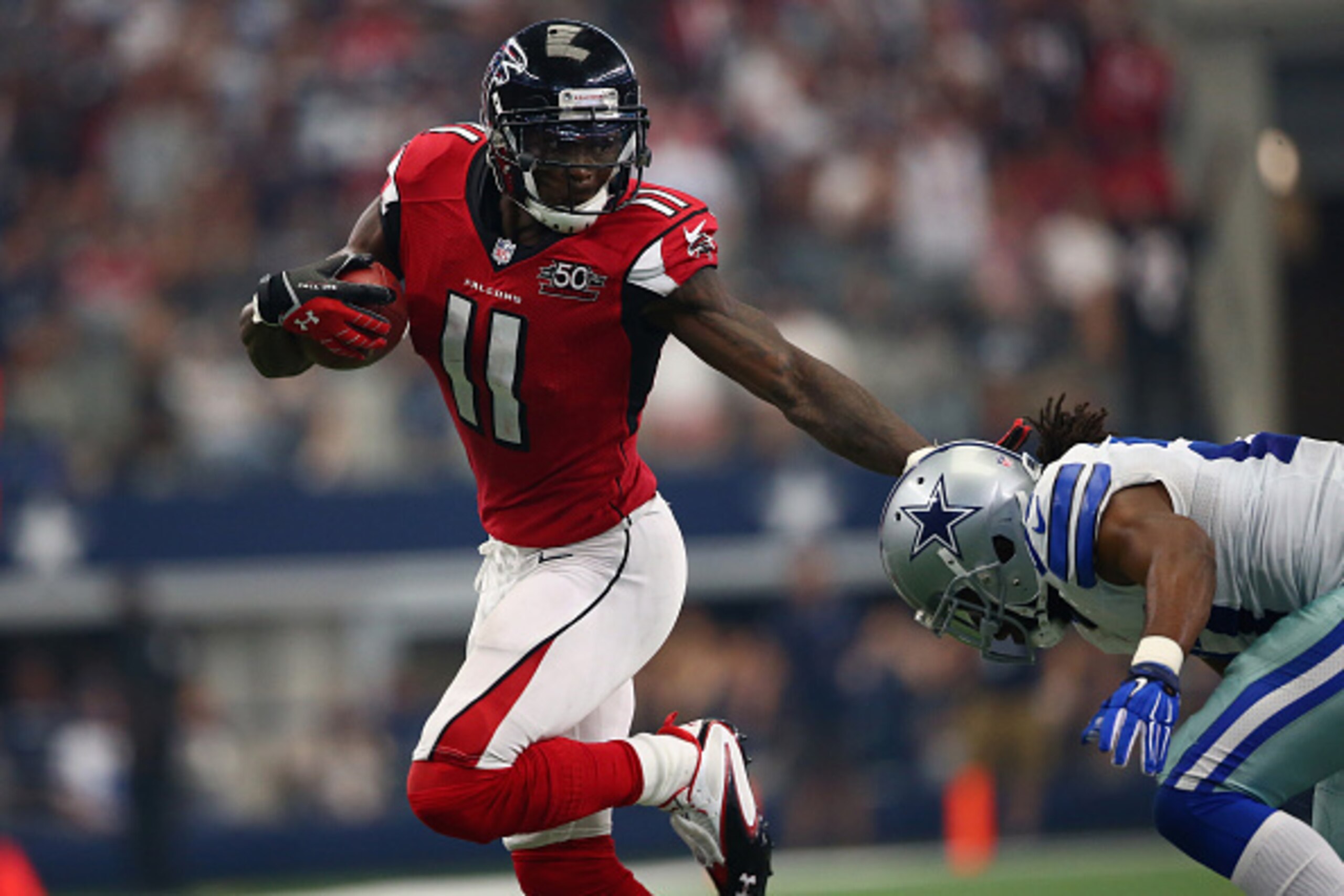 ARLINGTON, TX - SEPTEMBER 27:  Julio Jones #11 of the Atlanta Falcons runs for a touchdown past  J.J. Wilcox #27 of the Dallas Cowboys at AT&T Stadium on September 27, 2015 in Arlington, Texas.  (Photo by Ronald Martinez/Getty Images)