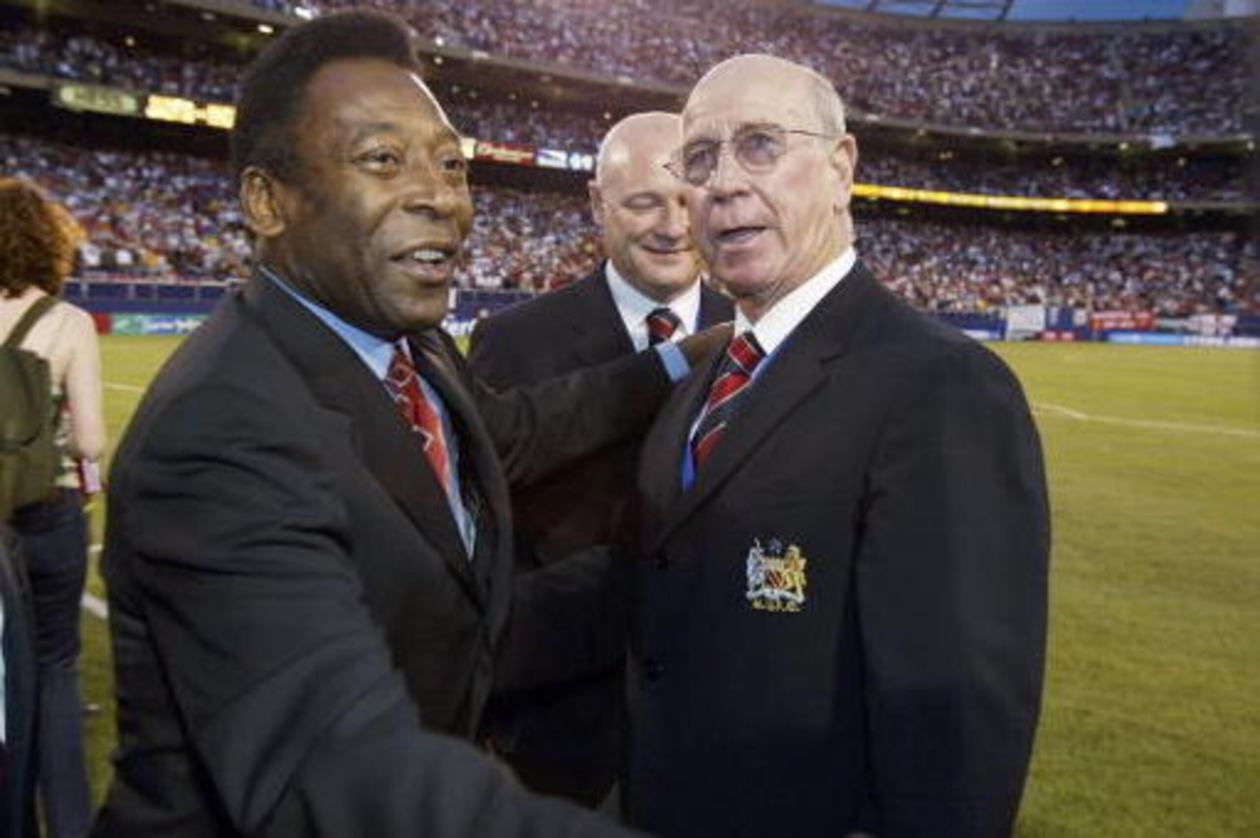 EAST RUTHERFORD, NJ - JULY 31: Pele and Sir Bobby Charlton at the friendly match between Manchester United and Juventus at the Giants Stadium on July 31, 2003 in East Rutherford, New Jersey. (Photo by Mark Mainz/Getty Images)