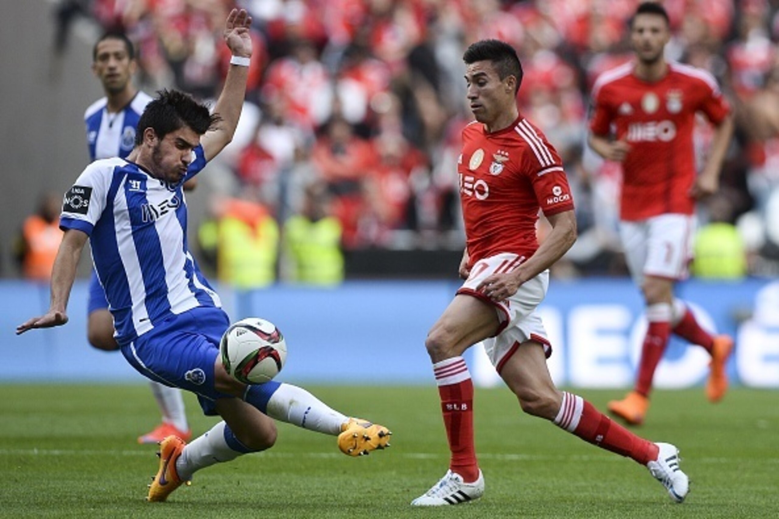 FC Porto's midfielder Ruben Neves (L) vies with Benfica's Argentine midfielder Nicolas Gaitan (R) during the Portuguese league football match SL Benfica vs FC Porto at Luz stadium in Lisbon on April 26, 2015.  AFP PHOTO/ PATRICIA DE MELO MOREIRA        (P