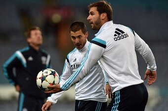 Chelsea's Eden Hazard (L) and Branislav Ivanovic take part in a football training session in Sydney on June 1, 2015. The English Premier League champions take on local team Sydney FC in a friendly exhibition match on June 2. AFP PHOTO / Saeed Khan --IMAGE