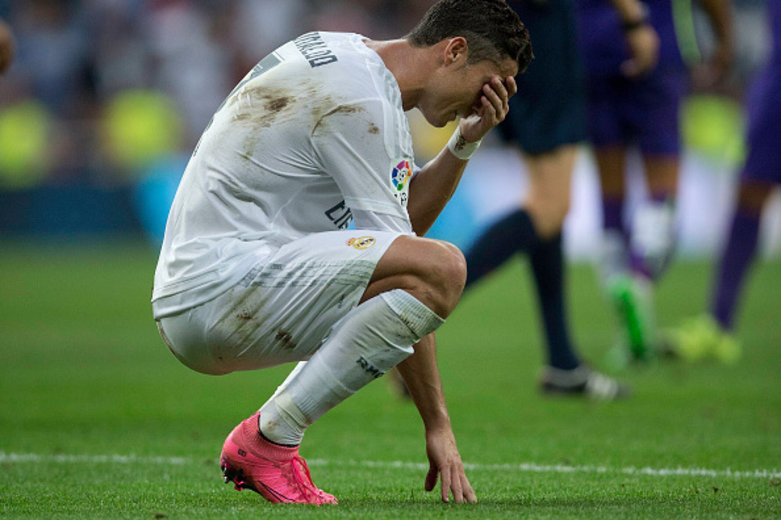 MADRID, SPAIN - SEPTEMBER 26:  Cristiano Ronaldo of Real Madrid CF looks dejected after the La Liga match between Real Madrid CF and Malaga CF at Estadio Santiago Bernabeu on September 26, 2015 in Madrid, Spain.  (Photo by Gonzalo Arroyo Moreno/Getty Imag