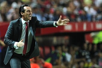 Sevilla's coach Unai Emery gestures from the sidelines during the Spanish league football match Sevilla FC vs Rayo Vallecano at the Ramon Sanchez Pizjuan stadium in Sevilla on September 26, 2015. Sevilla won 3-2.  AFP PHOTO/ CRISTINA QUICLER        (Photo