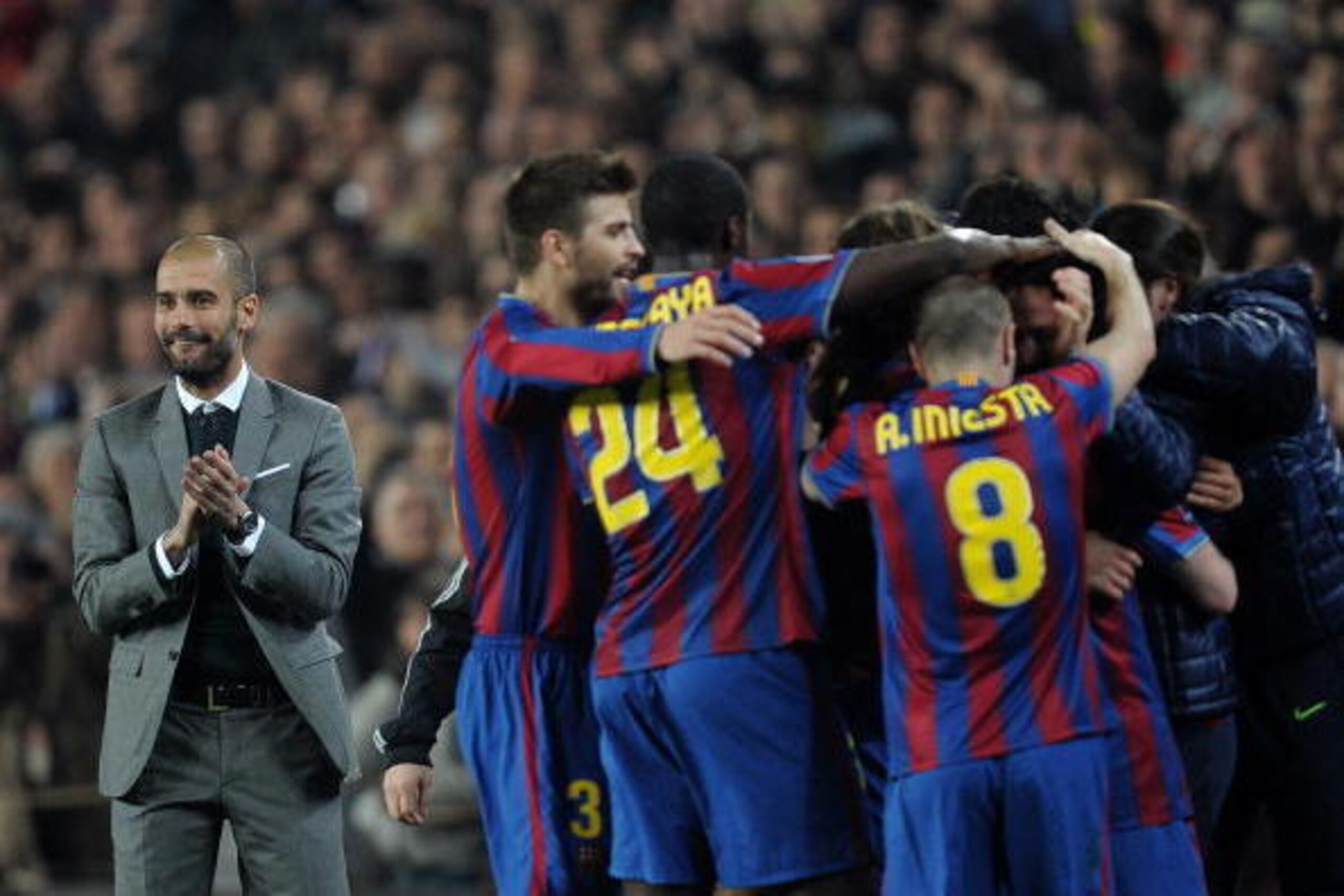 BARCELONA, SPAIN - MARCH 17:  Head coach Josep Guardiola (L) of FC Barcelona celebrates alongside his players after Lionel Messi scored Barcelona's third goal during the UEFA Champions League round of sixteen second leg match between FC Barcelona and VfB 