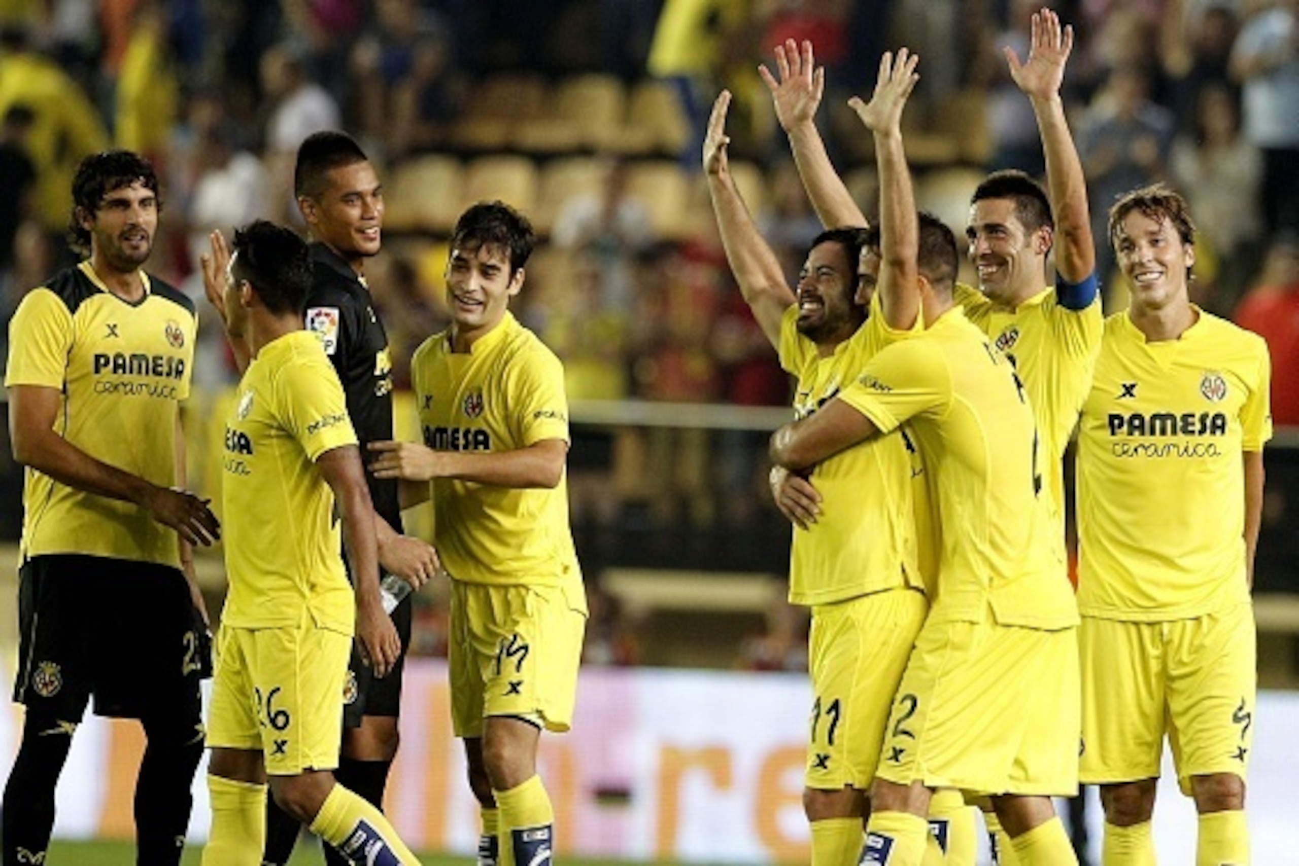 Villarreal's players celebrate their victory during the Spanish league football match Villarreal CF vs Club Atletico de Madrid at El Madrigal stadium in Villareal on September 26, 2015.  AFP PHOTO / JOSE JORDAN        (Photo credit should read JOSE JORDAN