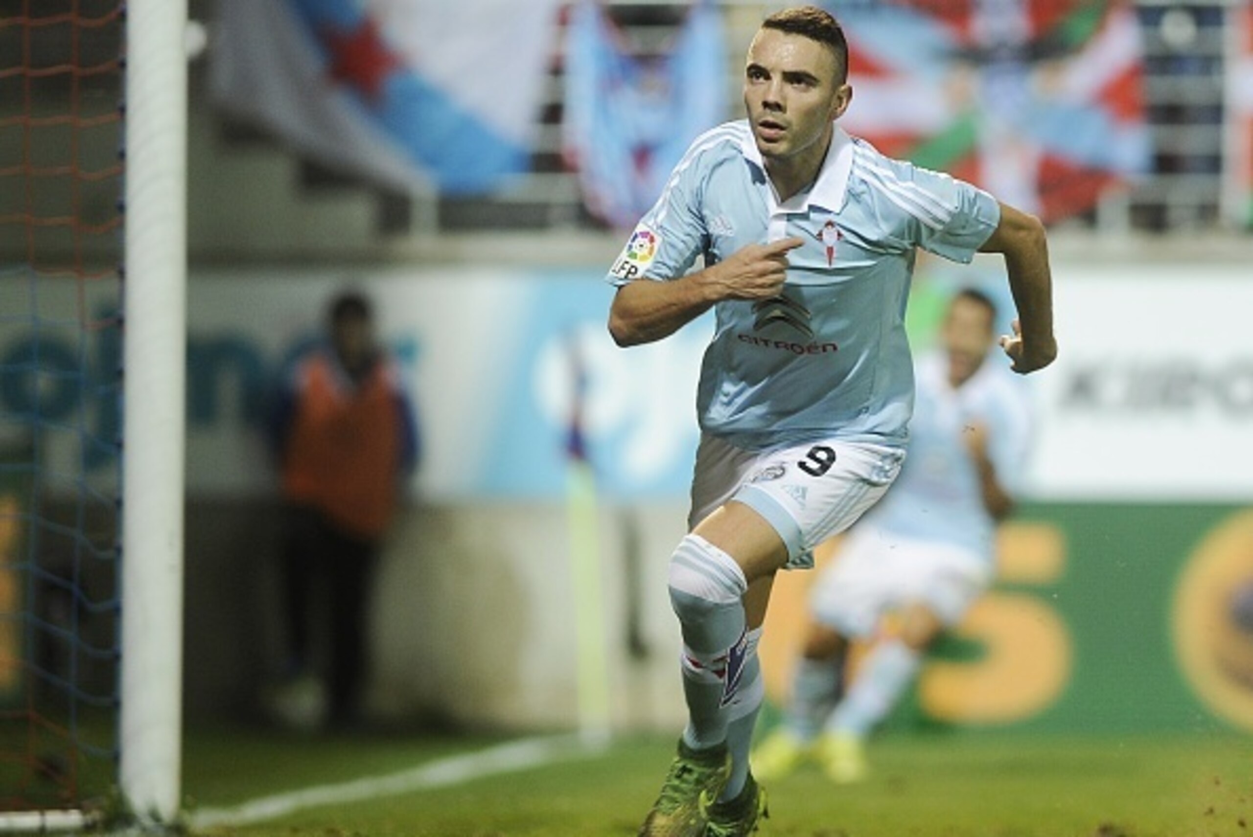Celta Vigo's forward Iago Aspas celebrates a goal during the Spanish league football match SD Eibar vs Celta Vigo at the Ipurua Municipal Stadium in Eibar September 26, 2015.  AFP PHOTO / ANDER GILLENEA        (Photo credit should read ANDER GILLENEA/AFP/