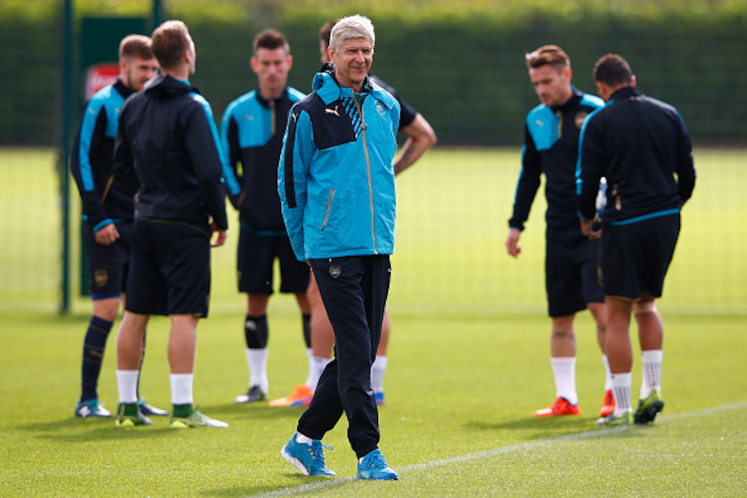 ST ALBANS, ENGLAND - SEPTEMBER 28:  Arsenal manager Arsene Wenger during training at London Colney on September 28, 2015 in St Albans, England.  (Photo by Shaun Botterill/Getty Images,)