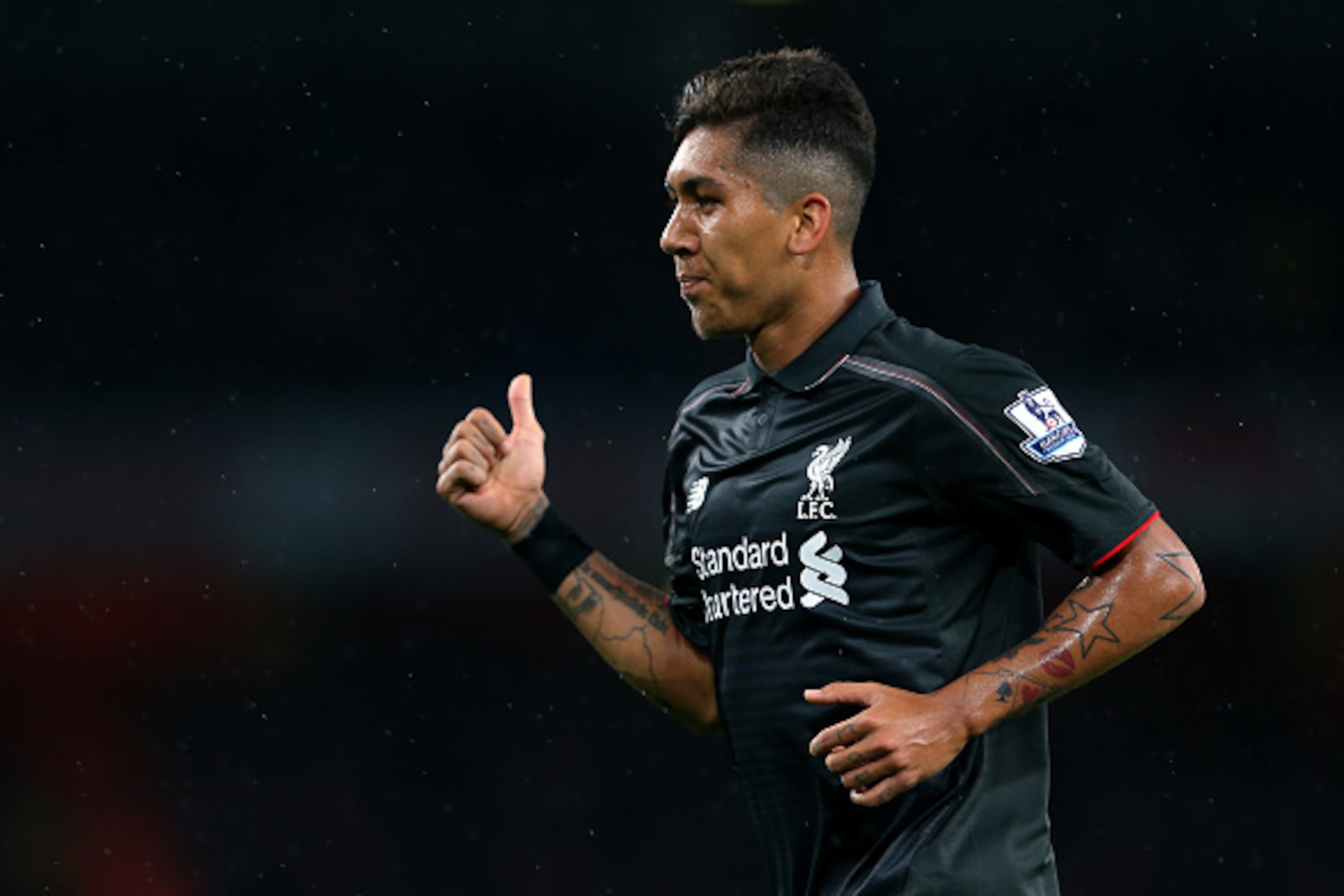 LONDON, ENGLAND - AUGUST 24:  A thumbs up from Roberto Firmino of Liverpool during the Barclays Premier League match between Arsenal and Liverpool at the Emirates Stadium on August 24, 2015 in London, United Kingdom.  (Photo by Catherine Ivill - AMA/Getty