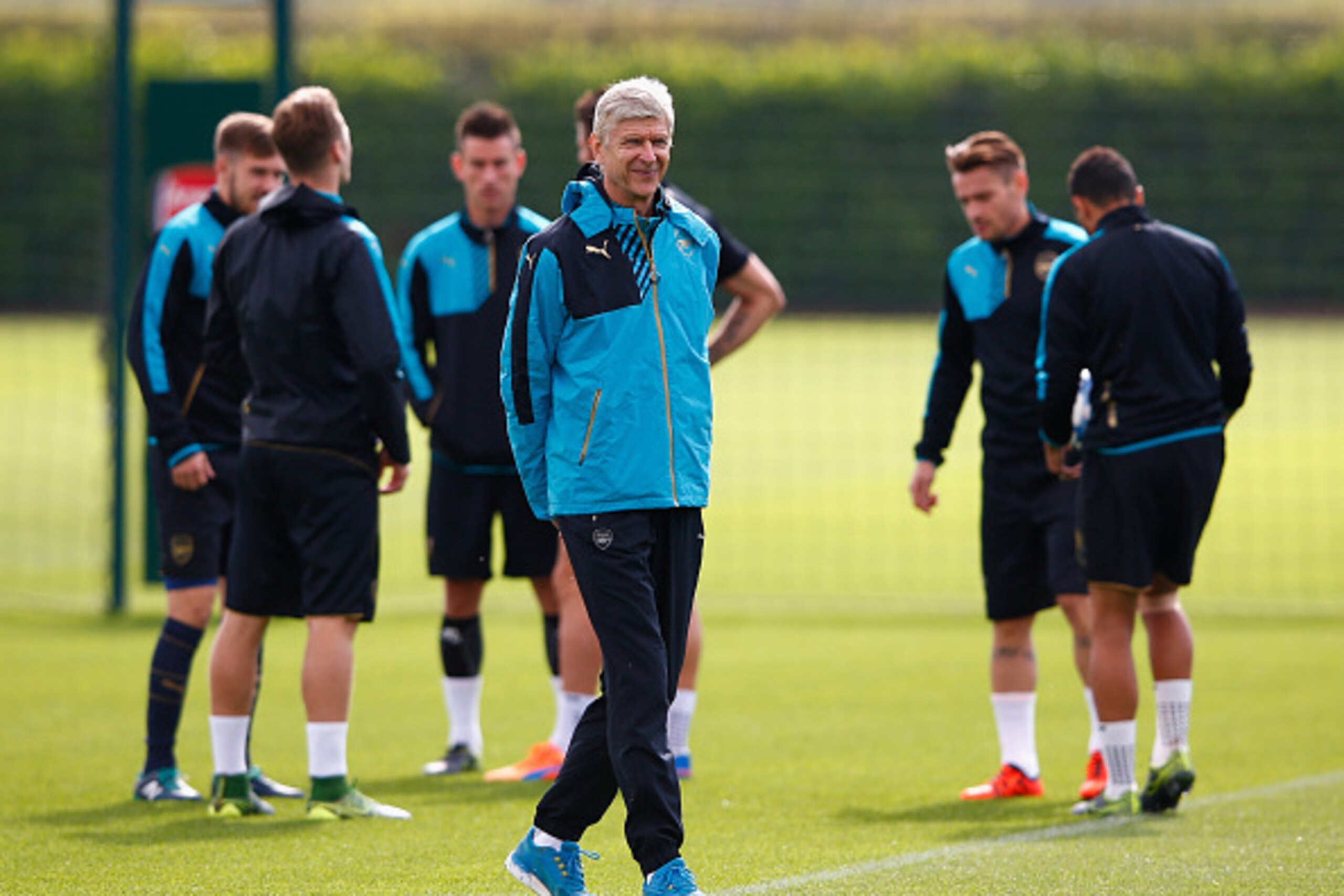 ST ALBANS, ENGLAND - SEPTEMBER 28: Arsenal manager Arsene Wenger during training at London Colney on September 28, 2015 in St Albans, England. (Photo by Shaun Botterill/Getty Images,) ST ALBANS, ENGLAND - SEPTEMBER 28: Arsenal manager Arsene Wenger during training at London Colney on September 28, 2015 in St Albans, England. (Photo by Shaun Botterill/Getty Images,)