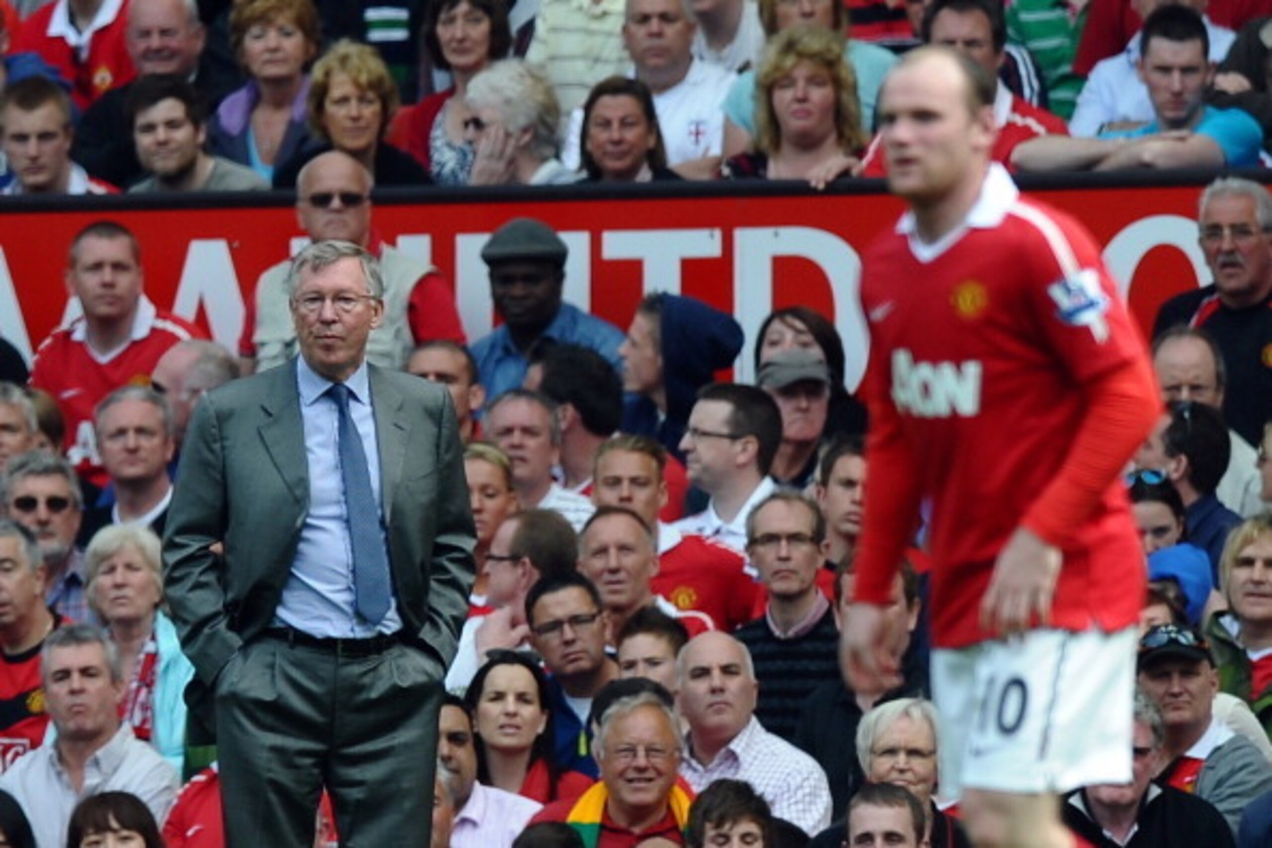 (FILES) Picture taken on April 23, 2011 of Manchester United's Scottish manager Sir Alex Ferguson (L) watching English striker Wayne Rooney during the English Premier League football match between Manchester United and Everton at Old Trafford in Mancheste