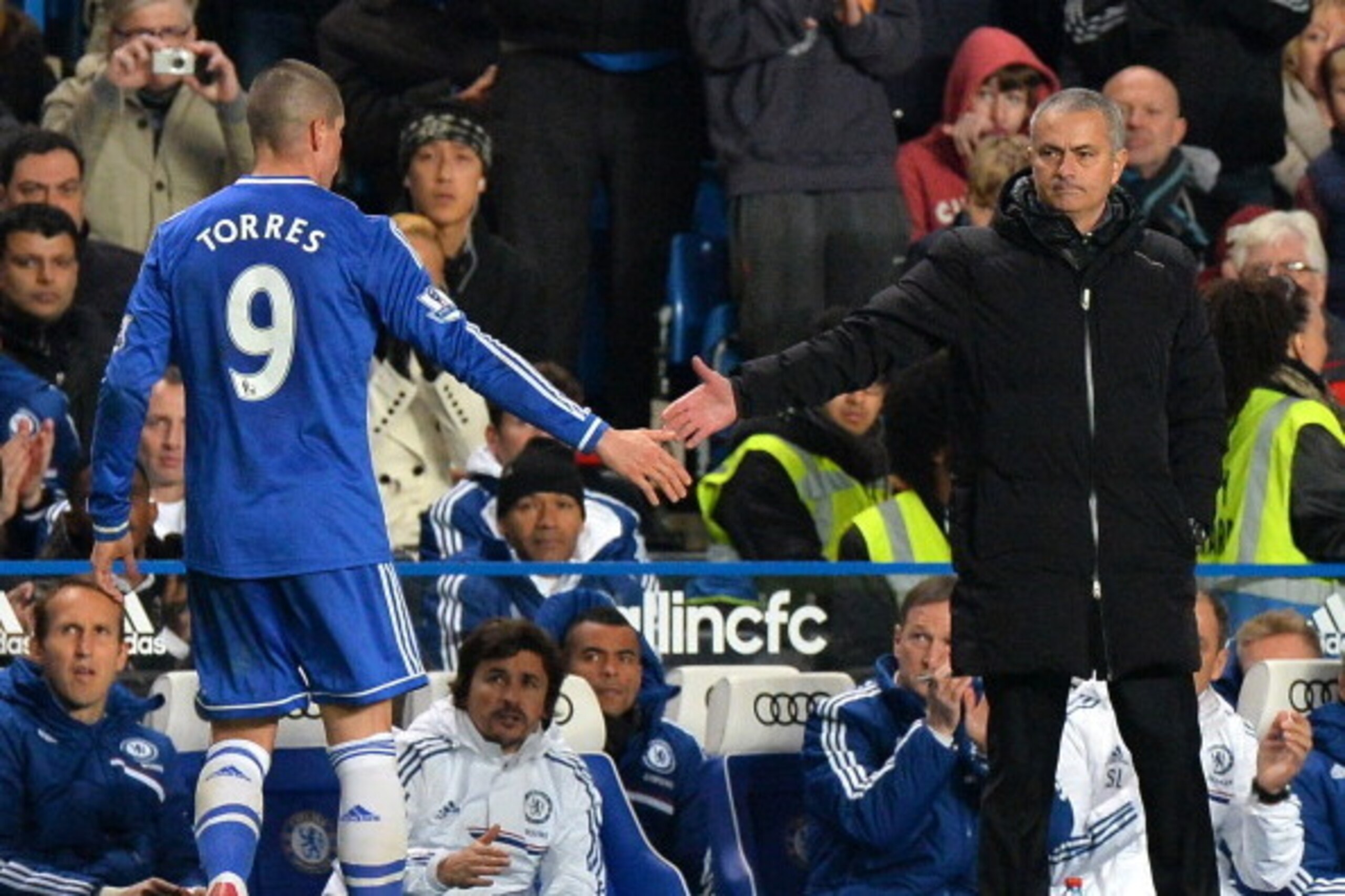 Chelsea's Portuguese manager Jose Mourinho (R) shakes hands with Spanish striker Fernando Torres (L) as he leaves the pitch during the English Premier League football match between Chelsea and Southampton at Stamford Bridge in London, on December 1, 2013.