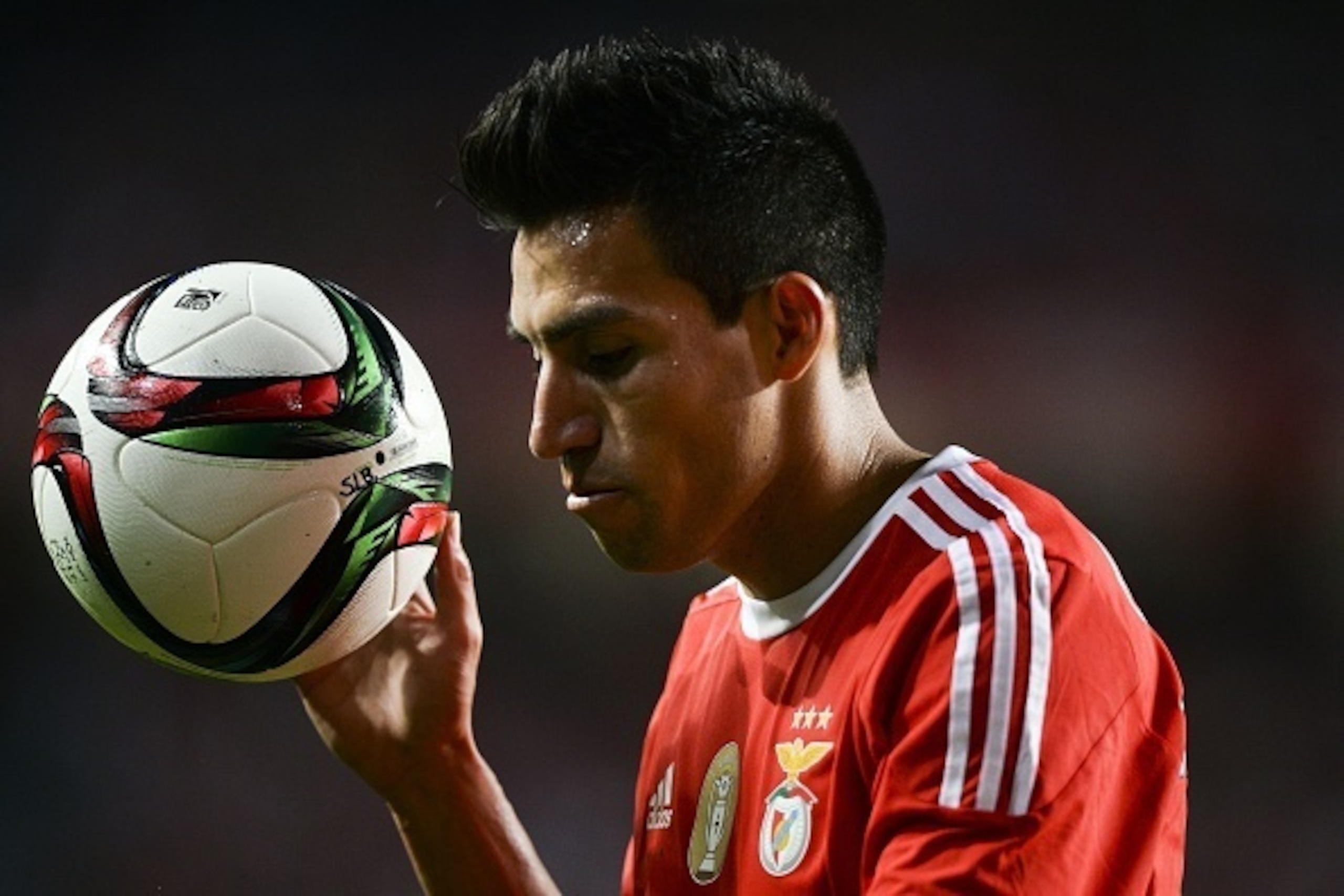 Benfica's Argentinian midfielder Nico Gaitan holds the ball during the Portuguese league football match SL Benfica vs FC Pacos de Ferreira at the Luz stadium in Lisbon on September 26, 2015.  AFP PHOTO / PATRICIA MELO MOREIRA        (Photo credit should r
