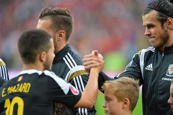 Wales's midfielder Gareth Bale (R) shakes hands with Belgium's midfielder Eden Hazard (L) before kick off of the Euro 2016 qualifying group B football match between Wales and Belgium at Cardiff City Stadium in Cardiff, south Wales, on June 12, 2015.  AFP 