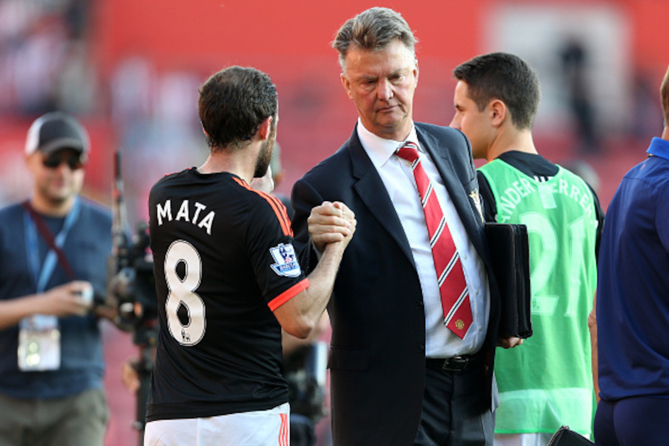 SOUTHAMPTON, ENGLAND - SEPTEMBER 20:  Louis van Gaal Manager of Manchester United shakes hands with Juan Mata of Manchester United after the Barclays Premier League match at St Mary's stadium between Southampton and Manchester United on September 20, 2015