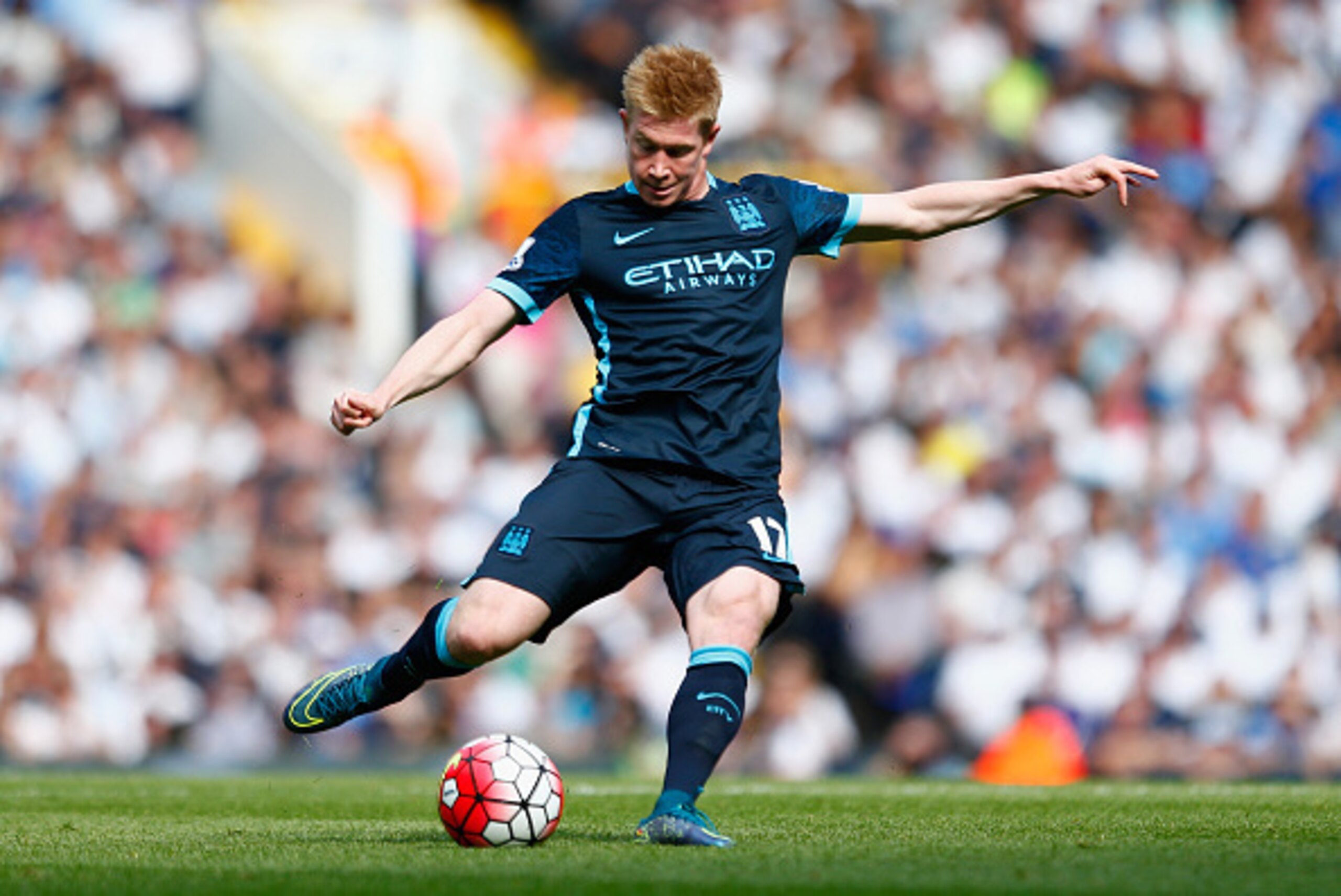 LONDON, ENGLAND - SEPTEMBER 26: Kevin de Bruyne of Manchester City in action during the Barclays Premier League match between Tottenham Hotspur and Manchester City at White Hart Lane on September 26, 2015 in London, United Kingdom. (Photo by Julian Finne LONDON, ENGLAND - SEPTEMBER 26: Kevin de Bruyne of Manchester City in action during the Barclays Premier League match between Tottenham Hotspur and Manchester City at White Hart Lane on September 26, 2015 in London, United Kingdom. (Photo by Julian Finne