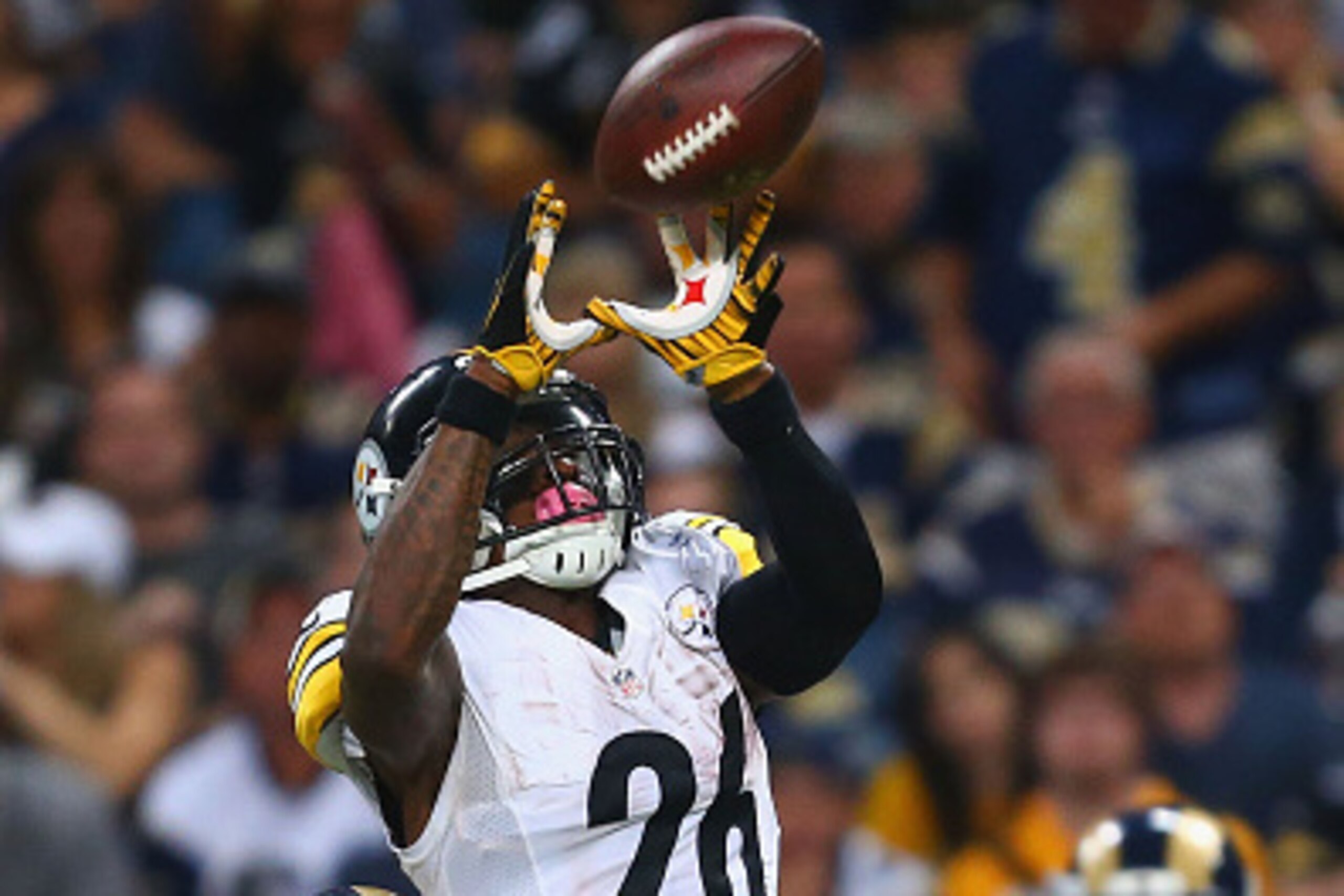ST. LOUIS, MO - SEPTEMBER 27: Le'Veon Bell #26 of the Pittsburgh Steelers makes a catch against Alec Ogletree #52 of the St. Louis Rams in the third quarter at the Edward Jones Dome on September 27, 2015 in St. Louis, Missouri.  (Photo by Dilip Vishwanat/