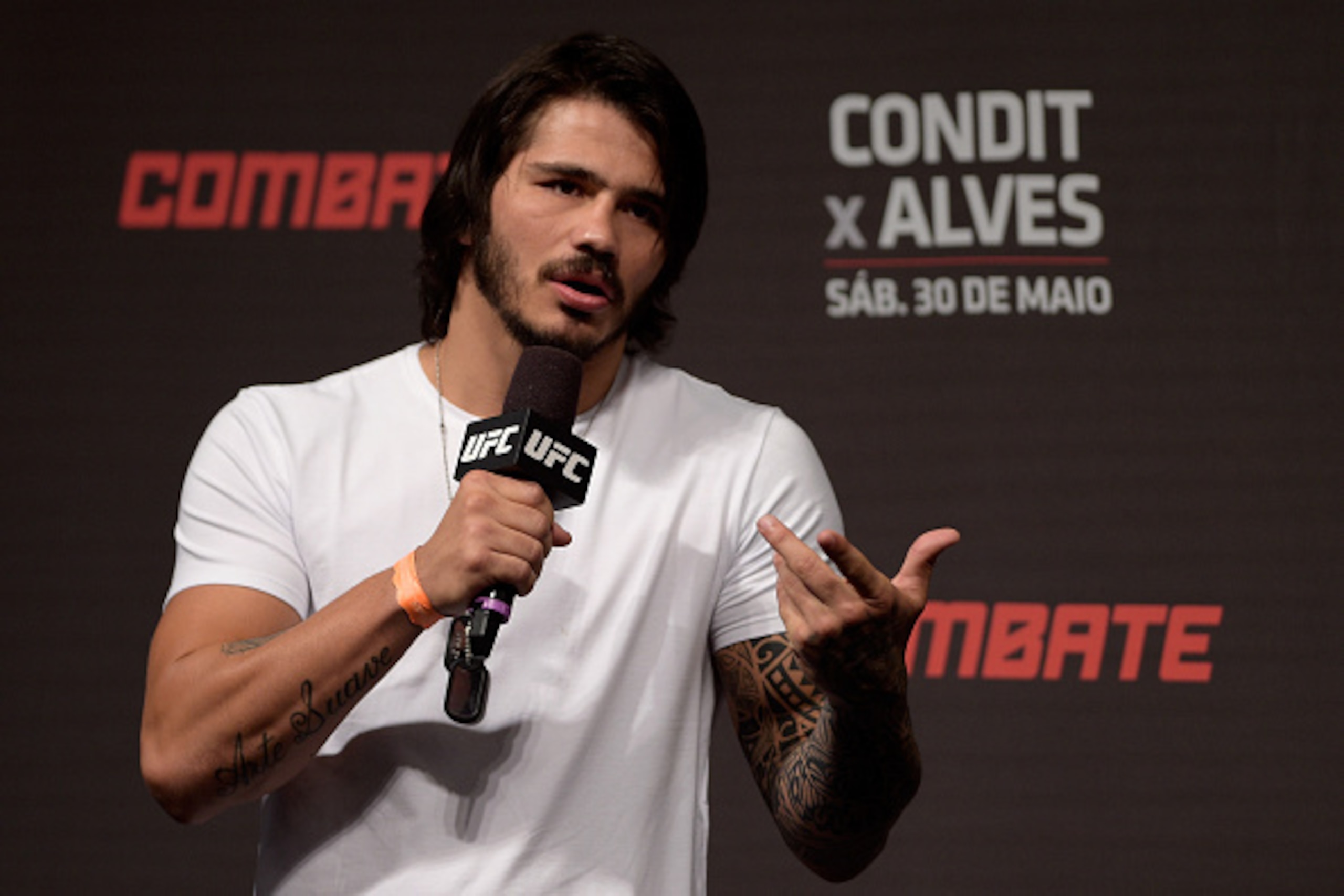 GOIANIA, BRAZIL - MAY 29: Welterweight fighter Erick Silva of Brazil interacts with fans during a Q&A session before the UFC Fight Night weigh-in at Goiania Arena on May 29, 2015 in Goiania, Brazil. (Photo by Buda Mendes/Zuffa LLC/Zuffa LLC via Getty Im GOIANIA, BRAZIL - MAY 29: Welterweight fighter Erick Silva of Brazil interacts with fans during a Q&A session before the UFC Fight Night weigh-in at Goiania Arena on May 29, 2015 in Goiania, Brazil. (Photo by Buda Mendes/Zuffa LLC/Zuffa LLC via Getty Im