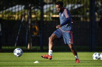 Lyon's French forward Alexandre Lacazette takes part in a training session on the eve of the Champions League football match Olympique Lyonnais (OL) vs Valencia CF on September 28, 2015, at the Gerland Stadium in Lyon, central-eastern France. AFP PHOTO / 