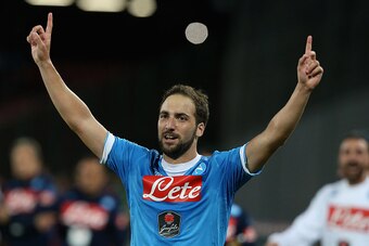 NAPLES, ITALY - SEPTEMBER 26:  Gonzalo Higuain of Napoli celebrates after scoring his team's second goal during the Serie A match between SSC Napoli and Juventus FC at Stadio San Paolo on September 26, 2015 in Naples, Italy.  (Photo by Maurizio Lagana/Get