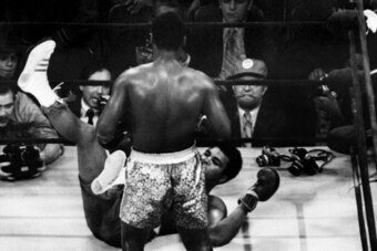 American heavyweight boxing champion Joe Frazier (L) kept his title at the end of the fight called the 'match of the century' against his compatriot Muhammad Ali, at the Madison Square Garden, in  New York March 08 1971.        (Photo credit should read -
