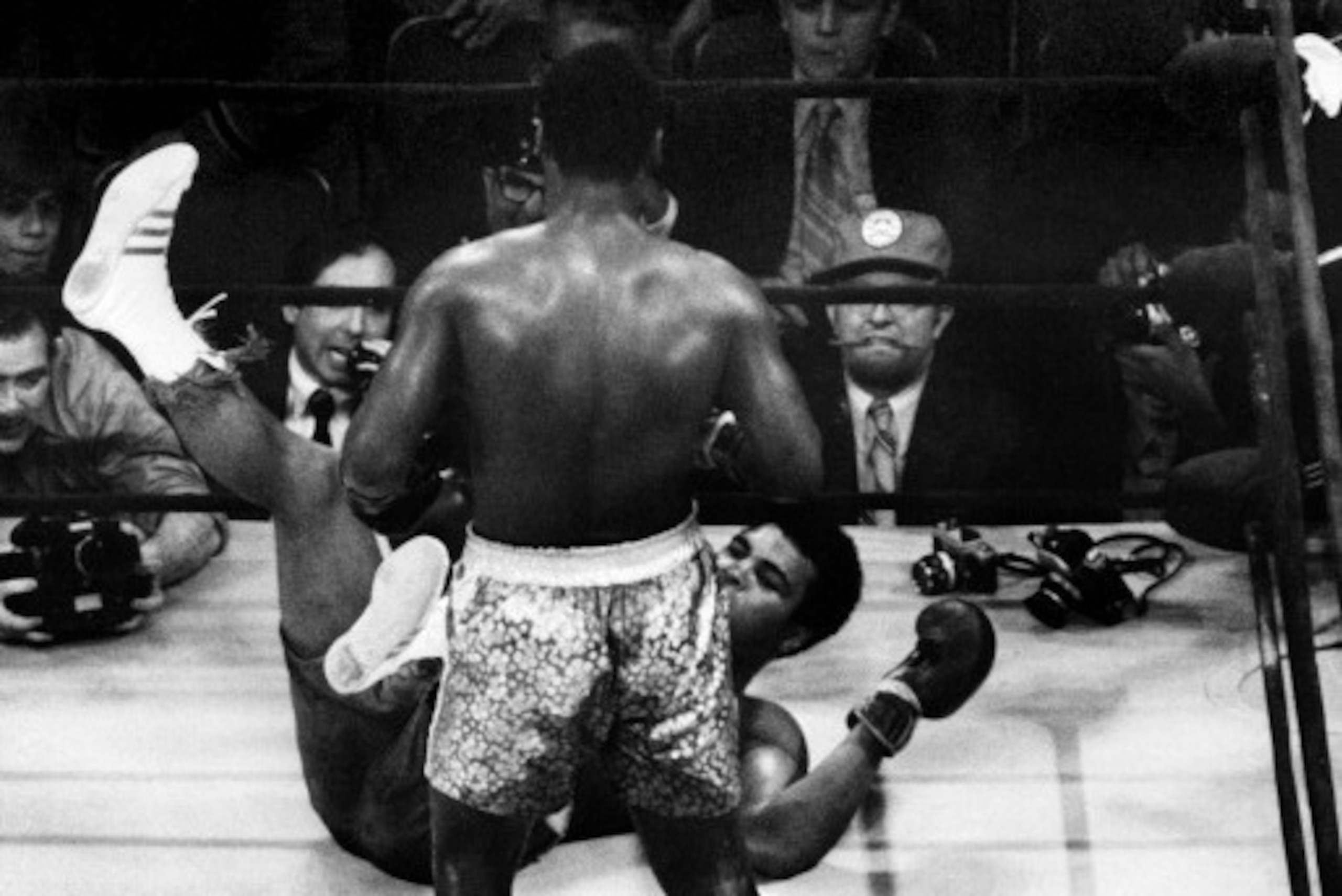 American heavyweight boxing champion Joe Frazier (L) kept his title at the end of the fight called the 'match of the century' against his compatriot Muhammad Ali, at the Madison Square Garden, in  New York March 08 1971.        (Photo credit should read -
