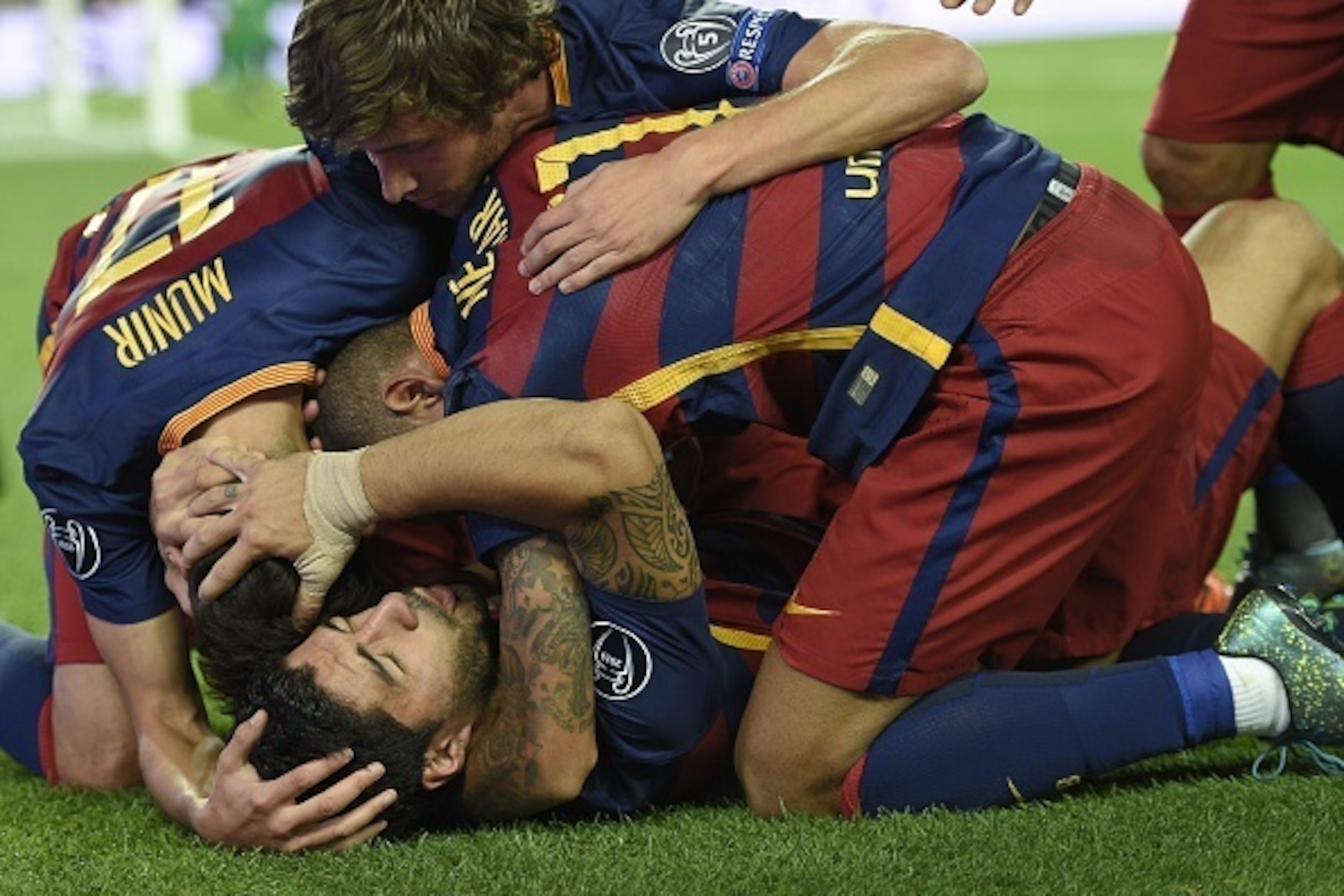 Barcelona's Uruguayan forward Luis Suarez (bottom) celebrates a goal with teammates during the UEFA Champions League football match FC Barcelona vs Bayer Leverkusen at the Camp Nou stadium in Barcelona on September 29, 2015. AFP PHOTO / LLUIS GENE Barcelona's Uruguayan forward Luis Suarez (bottom) celebrates a goal with teammates during the UEFA Champions League football match FC Barcelona vs Bayer Leverkusen at the Camp Nou stadium in Barcelona on September 29, 2015. AFP PHOTO / LLUIS GENE