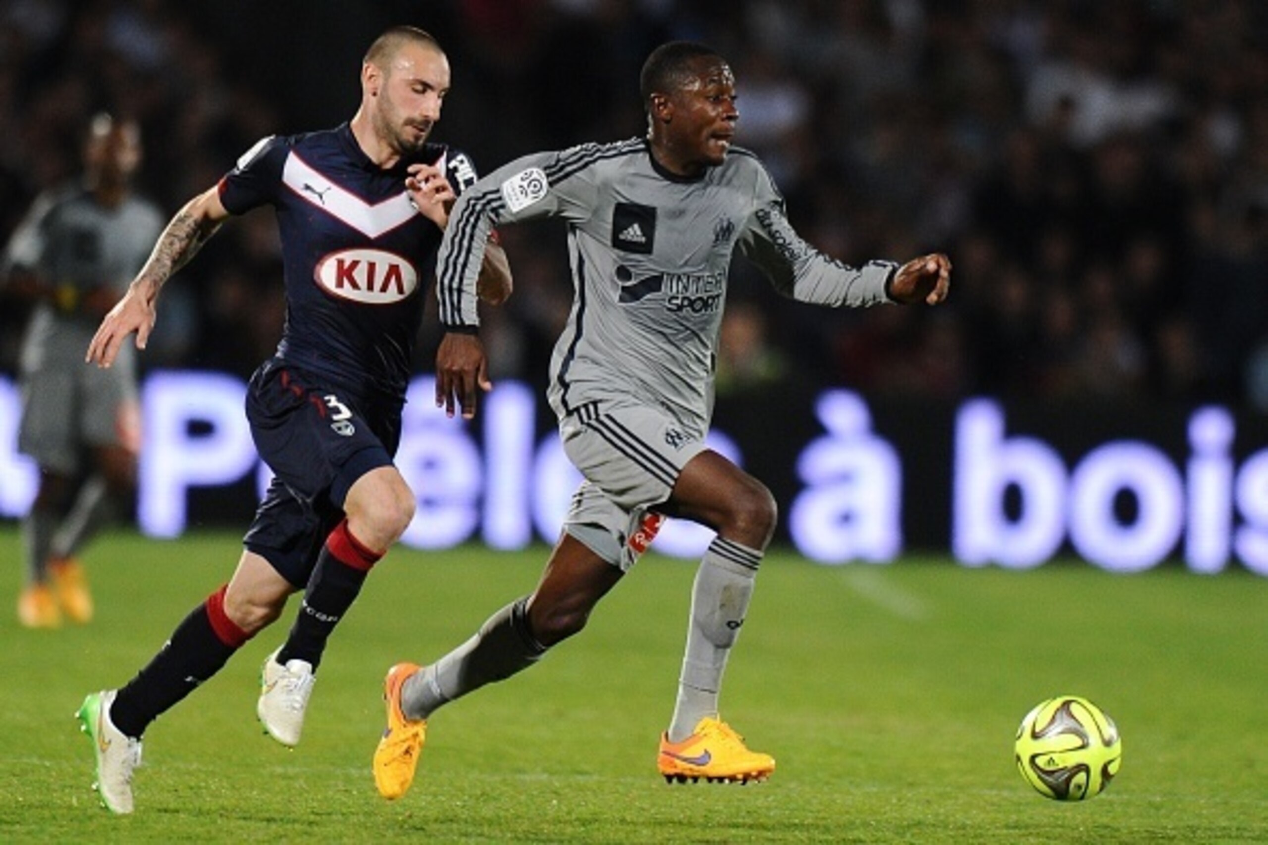 Marseille's French midfielder Giannelli Imbula (R) vies with Bordeaux's German defender Diego Contento (L) during the French L1 football match between Girondins de Bordeaux (FCGB) and Marseille (OM) on April 12, 2015 at the Chaban-Delmas stadium in Bordea