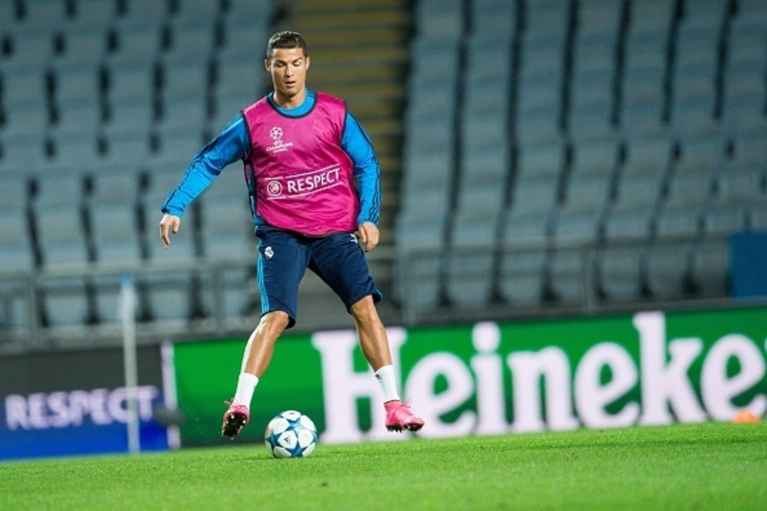 Real Madrid's Portuguese forward Cristiano Ronaldo takes part in a training session at the Swedbank Stadion, on September 29, 2015, on the eve of the UEFA Champions League Group A football match between Malmo FF and Real Madrid CF. AFP PHOTO / JONATHAN NA