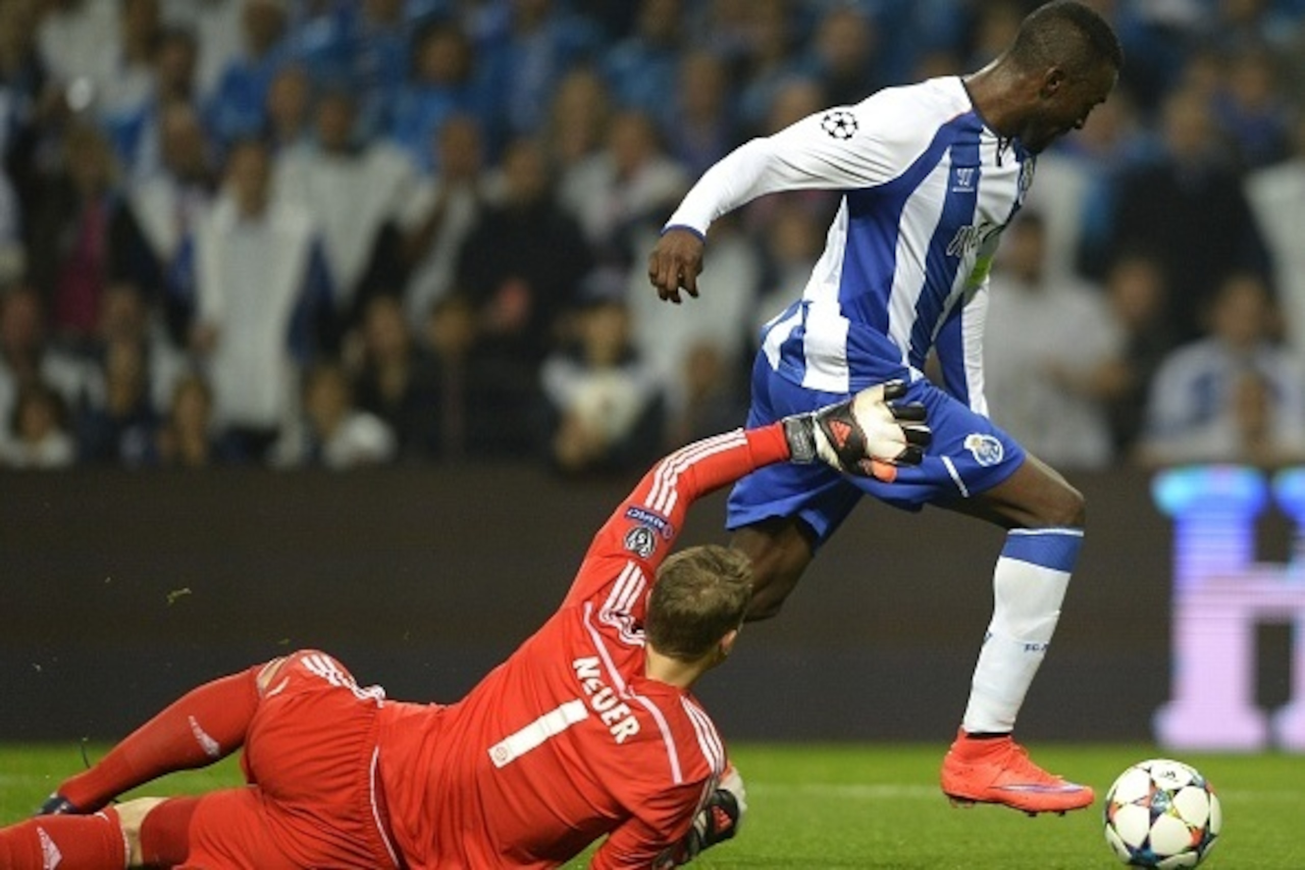 Porto's Colombian forward Jackson Martinez (R) vies with Bayern Munich's goalkeeper Manuel Neuer prior to scoring a goal during the UEFA Champions League quarter final football match FC Porto vs FC Bayern Munich at the at the Dragao stadium in Porto on Ap