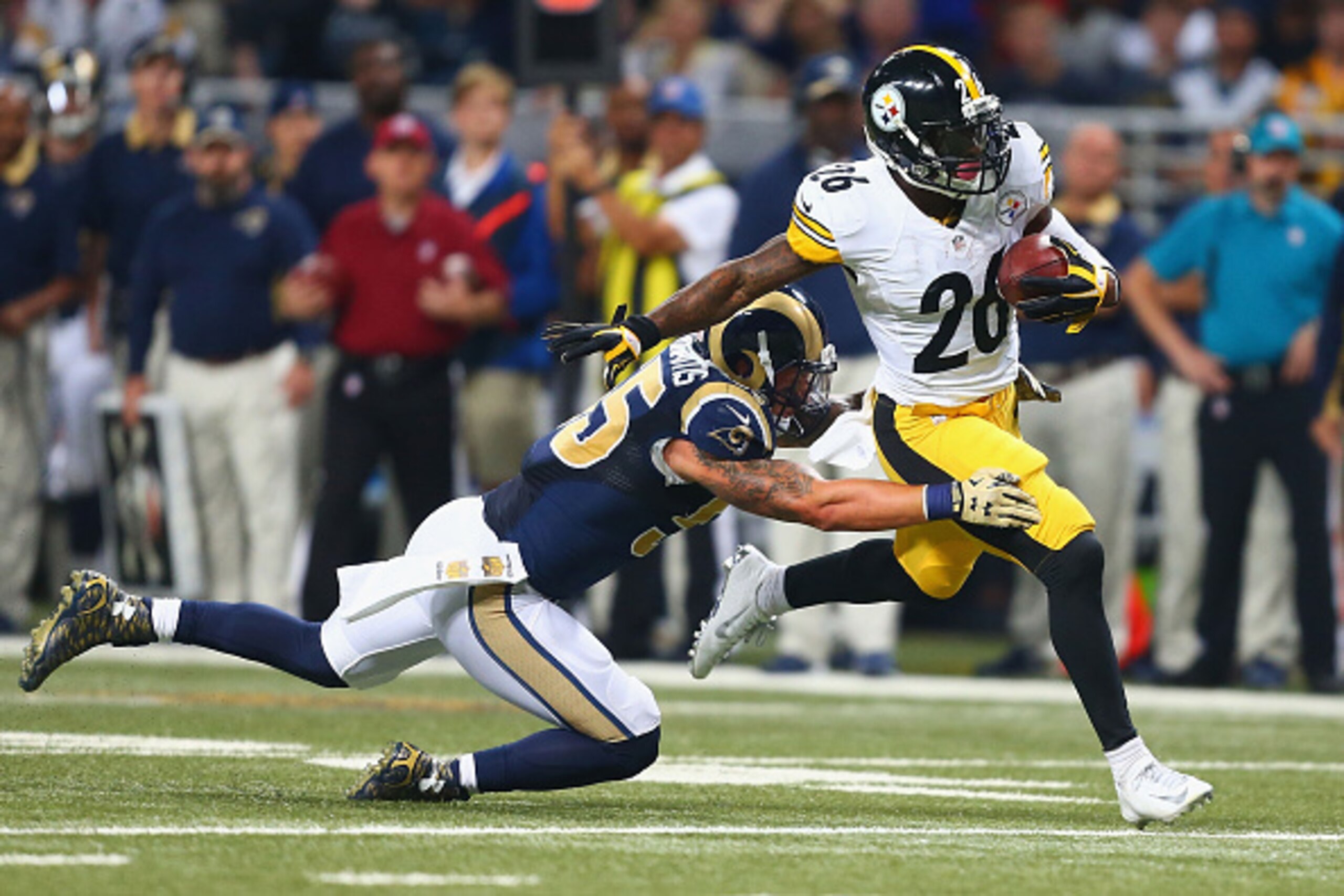 ST. LOUIS, MO - SEPTEMBER 27: Le'Veon Bell #26 of the Pittsburgh Steelers carries the ball against the St. Louis Rams in the first quarter at the Edward Jones Dome on September 27, 2015 in St. Louis, Missouri.  (Photo by Dilip Vishwanat/Getty Images)