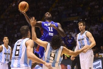 Philippines' centre Andray Blatche (L) vies with Argentina's forward Luis Scola during the 2014 FIBA World basketball championships group B match Argentina vs Philippines at the Palacio Municipal de Deportes in Sevilla on September 1, 2014.   AFP PHOTO/ P