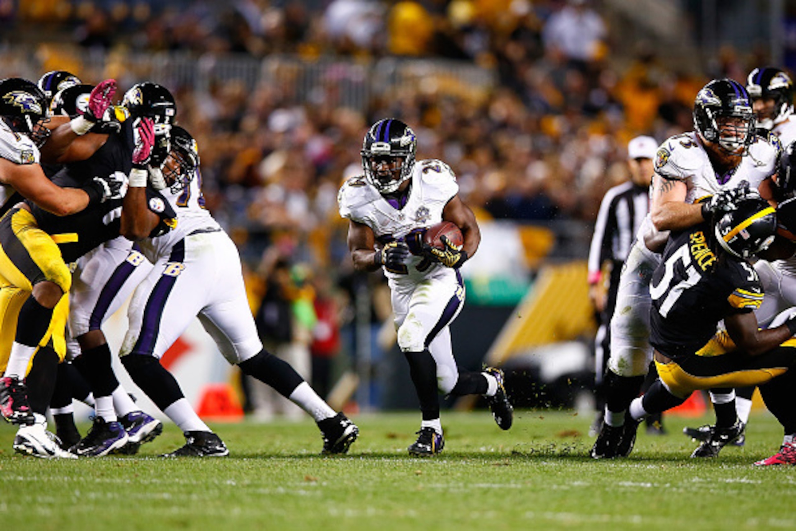 PITTSBURGH, PA - OCTOBER 01: Justin Forsett #29 of the Baltimore Ravens runs the ball during the game against the Pittsburgh Steelers at Heinz Field on October 1, 2015 in Pittsburgh, Pennsylvania.  (Photo by Jared Wickerham/Getty Images)