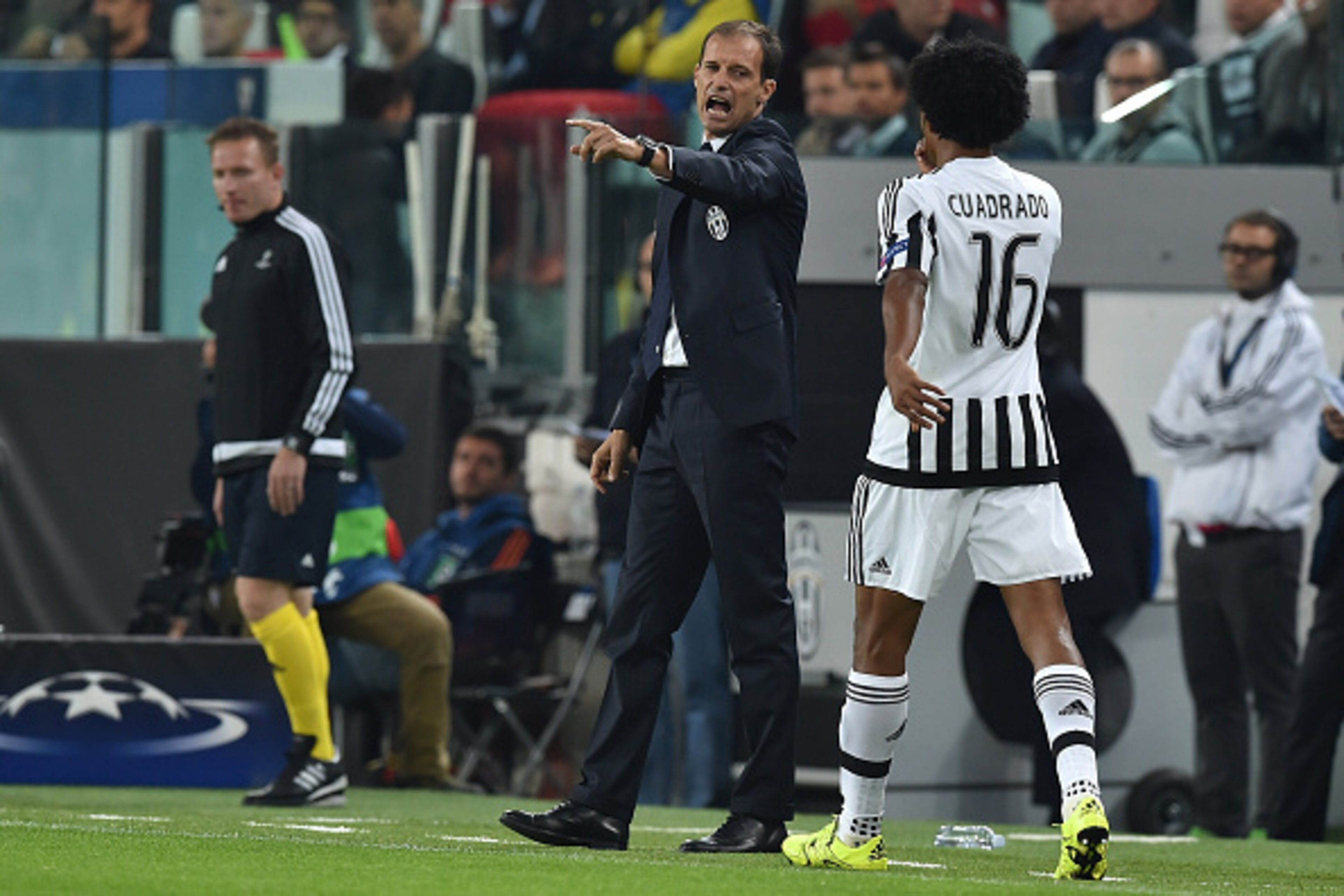 TURIN, ITALY - SEPTEMBER 30:  Juventus head coach Massimiliano Allegri (L) reacts to  Juan Cuadrado during the UEFA Champions League group E match between Juventus and Sevilla FC on September 30, 2015 in Turin, Italy.  (Photo by Valerio Pennicino/Getty Im
