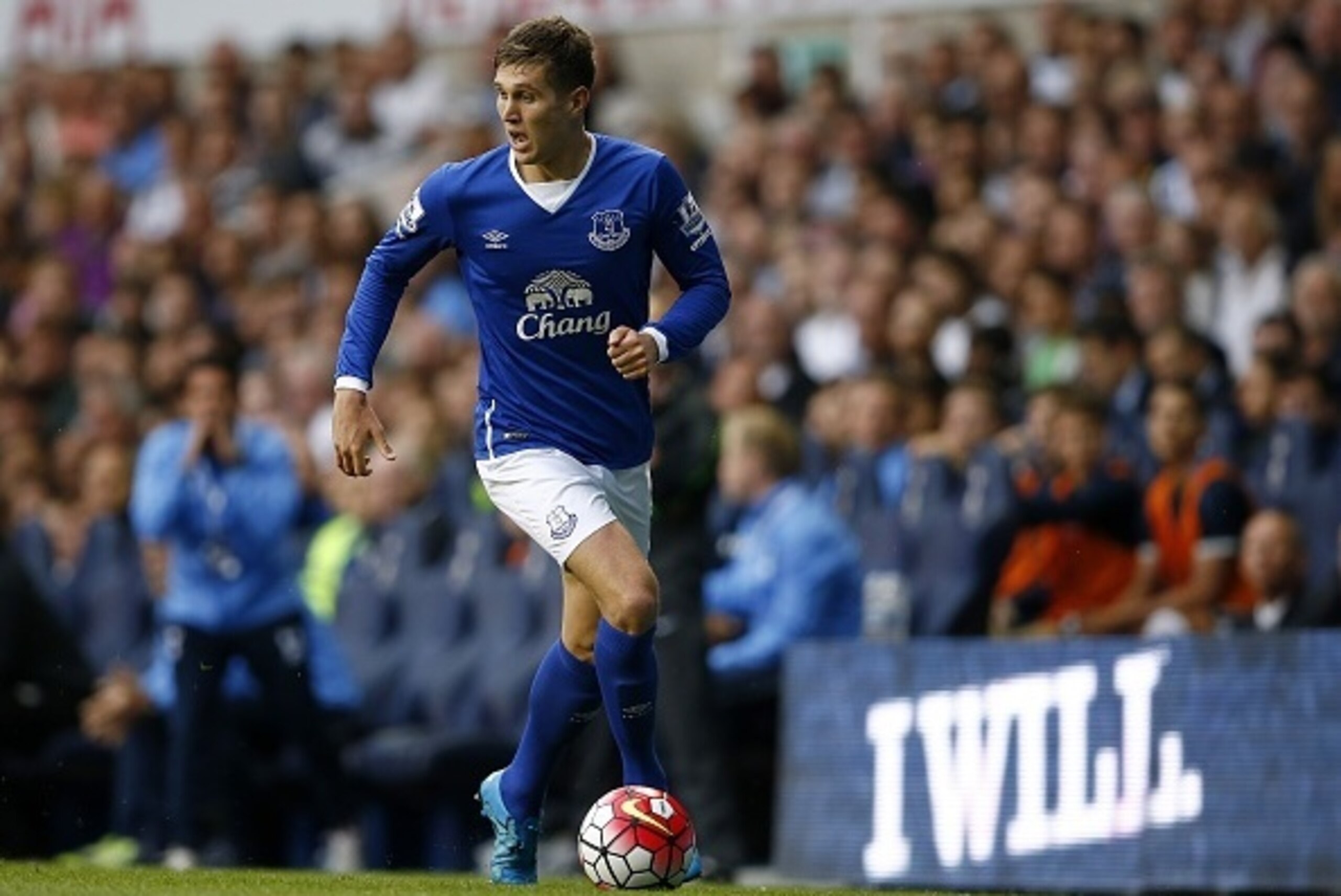 Everton's English defender John Stones runs with the ball during the English Premier League football match between Tottenham Hotspur and Everton at White Hart Lane in north London on August 29, 2015. AFP PHOTO / JUSTIN TALLIS

RESTRICTED TO EDITORIAL USE.