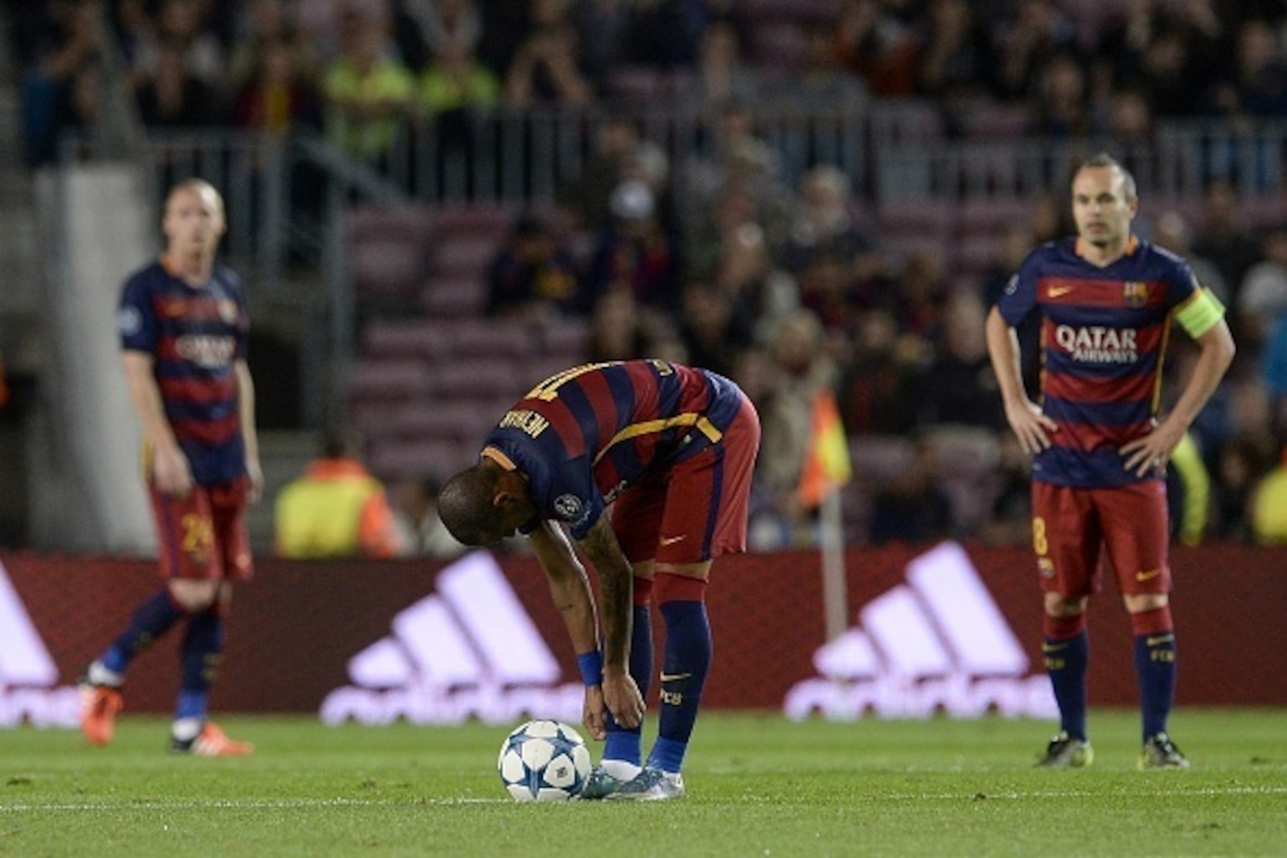 Barcelona's Brazilian forward Neymar da Silva Santos Junior prepares himself to throw in during the UEFA Champions League football match FC Barcelona vs Bayer Leverkusen at the Camp Nou stadium in Barcelona on September 29, 2015. AFP PHOTO/ JOSEP LAGO    