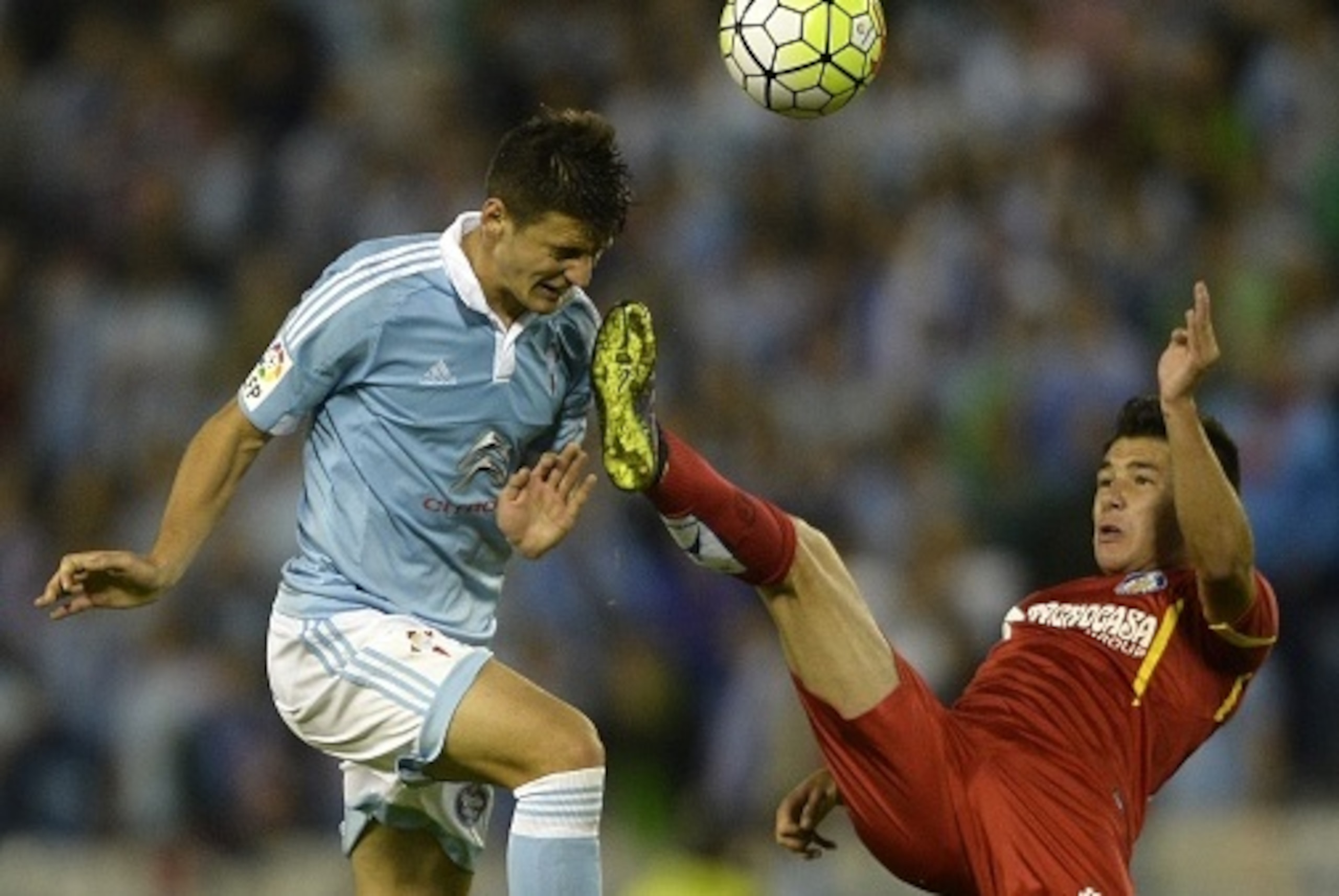 Celta Vigo's Serbian midfielder Nemanja Radoja vies with Getafe's Argentinian forward Emiliano Buendia during the Spanish league football match Celta Vigo vs Getafe CF at the Balaidos stadium in Vigo on October 2, 2015. AFP PHOTO / MIGUEL RIOPA Celta Vigo's Serbian midfielder Nemanja Radoja vies with Getafe's Argentinian forward Emiliano Buendia during the Spanish league football match Celta Vigo vs Getafe CF at the Balaidos stadium in Vigo on October 2, 2015. AFP PHOTO / MIGUEL RIOPA