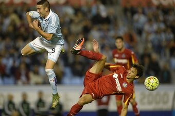 Getafe's Argentinian defender Santiago Vergini (R) vies with Celta Vigo's forward Iago Aspas during the Spanish league football match Celta Vigo vs Getafe CF at the Balaidos stadium in Vigo on October 2, 2015.   AFP PHOTO / MIGUEL RIOPA        (Photo cred