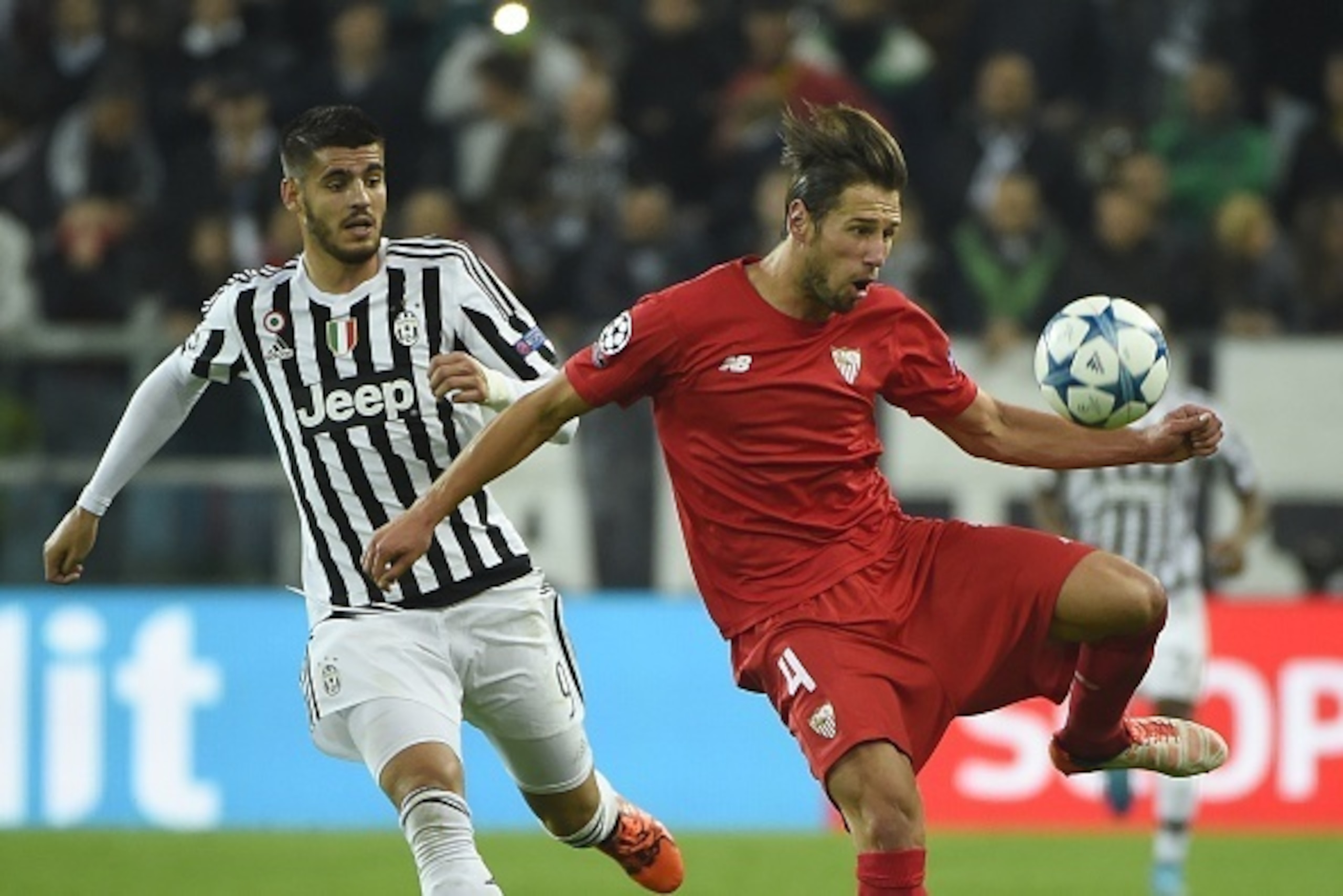 Sevilla's Polish midfielder Grzegorz Krychowiak (R) vies with Juventus' forward from Spain Alvaro Morata during the UEFA Champions League football match Juventus vs FC Sevilla on September 30 at the Juventus stadium in Turin.      AFP PHOTO / OLIVIER MORI