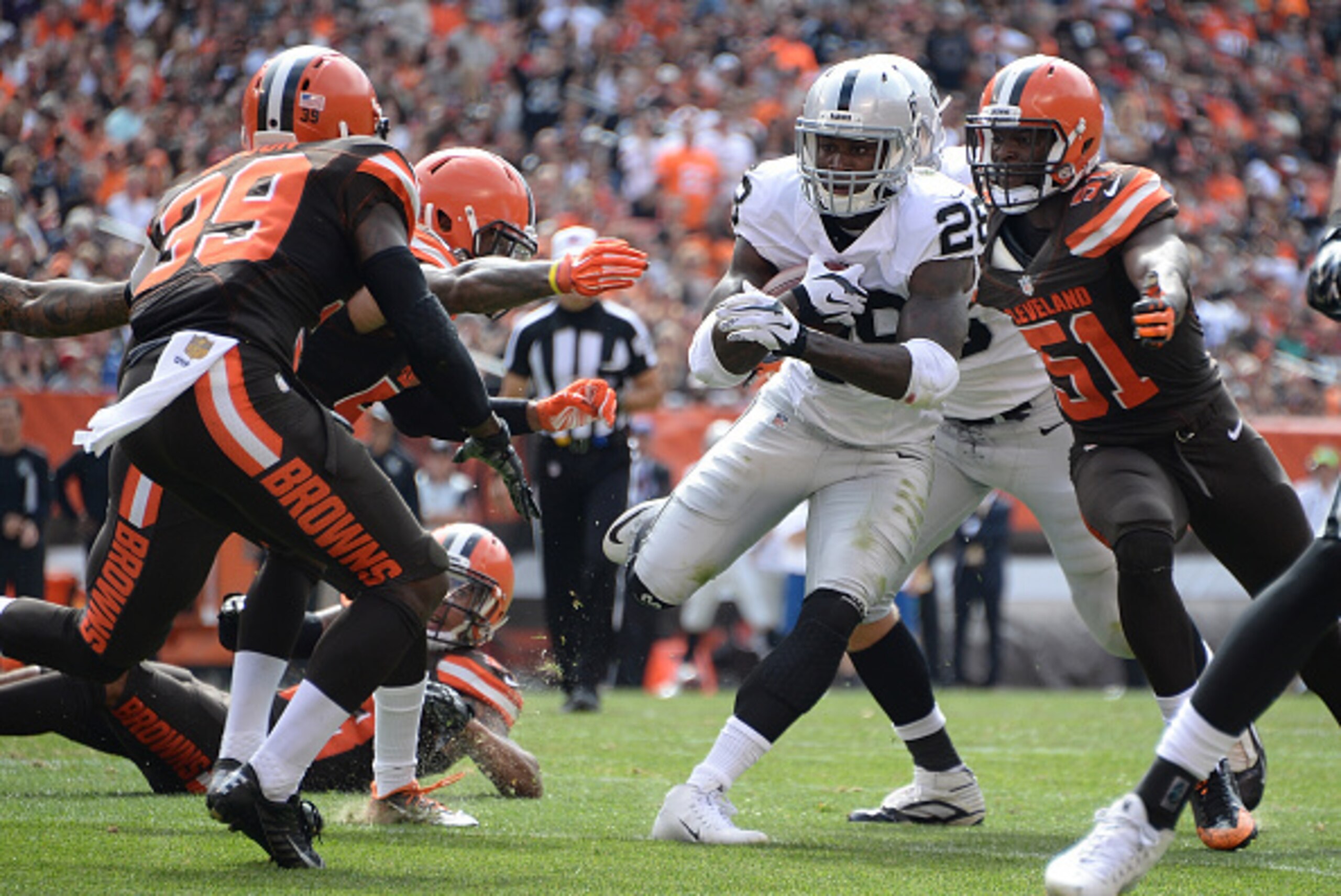 CLEVELAND, OH - SEPTEMBER 27: Latavius Murray #28 of the Oakland Raiders carries the ball between the defense of Tashaun Gipson #39 and Barkevious Mingo #51 of the Cleveland Browns during the second quarter at FirstEnergy Stadium on September 27, 2015 in CLEVELAND, OH - SEPTEMBER 27: Latavius Murray #28 of the Oakland Raiders carries the ball between the defense of Tashaun Gipson #39 and Barkevious Mingo #51 of the Cleveland Browns during the second quarter at FirstEnergy Stadium on September 27, 2015 in