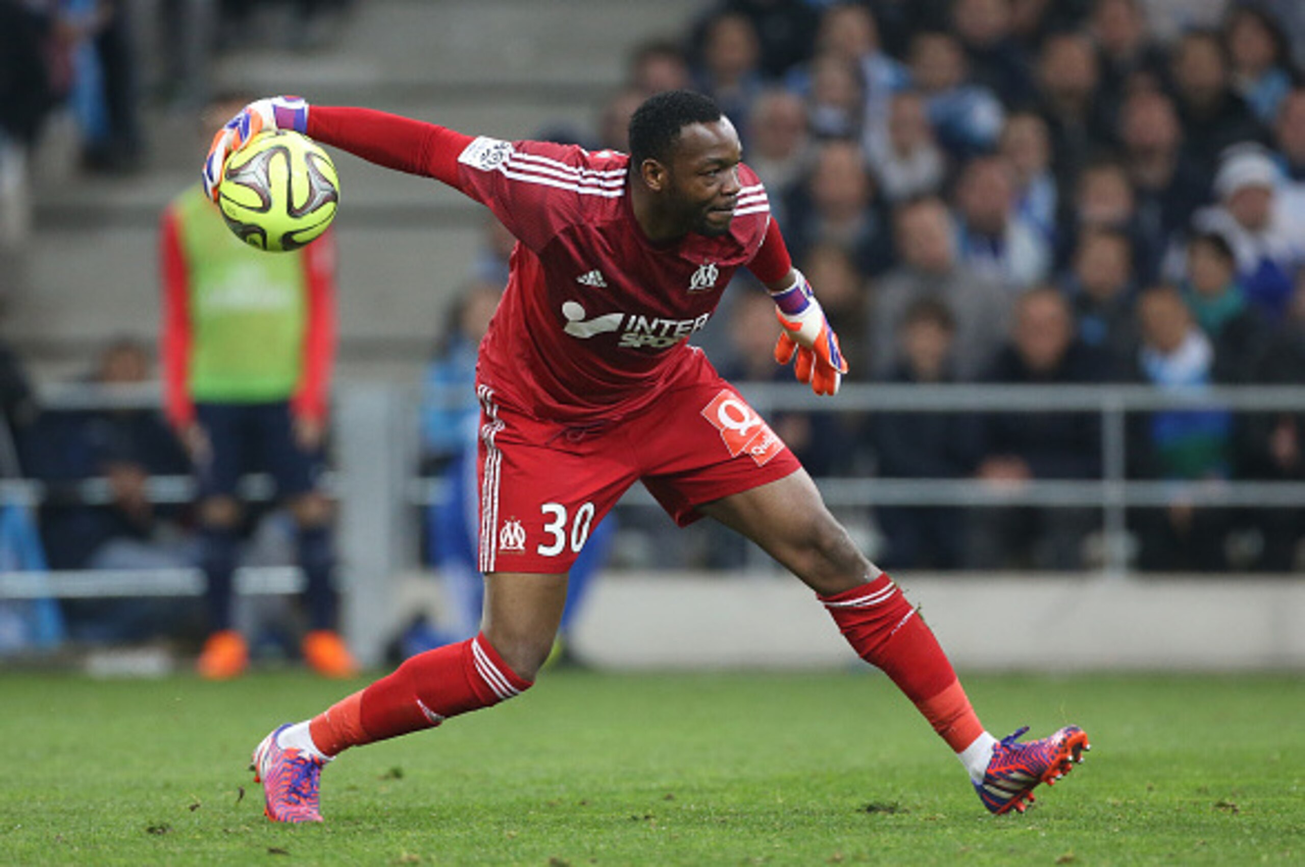 MARSEILLE, FRANCE - APRIL 5: Goalkeeper of OM Steve Mandanda in action during the French Ligue 1 match between Olympique de Marseille (OM) and Paris Saint-Germain (PSG) at New Stade Velodrome on April 5, 2015 in Marseille, France. (Photo by Jean Catuffe/G