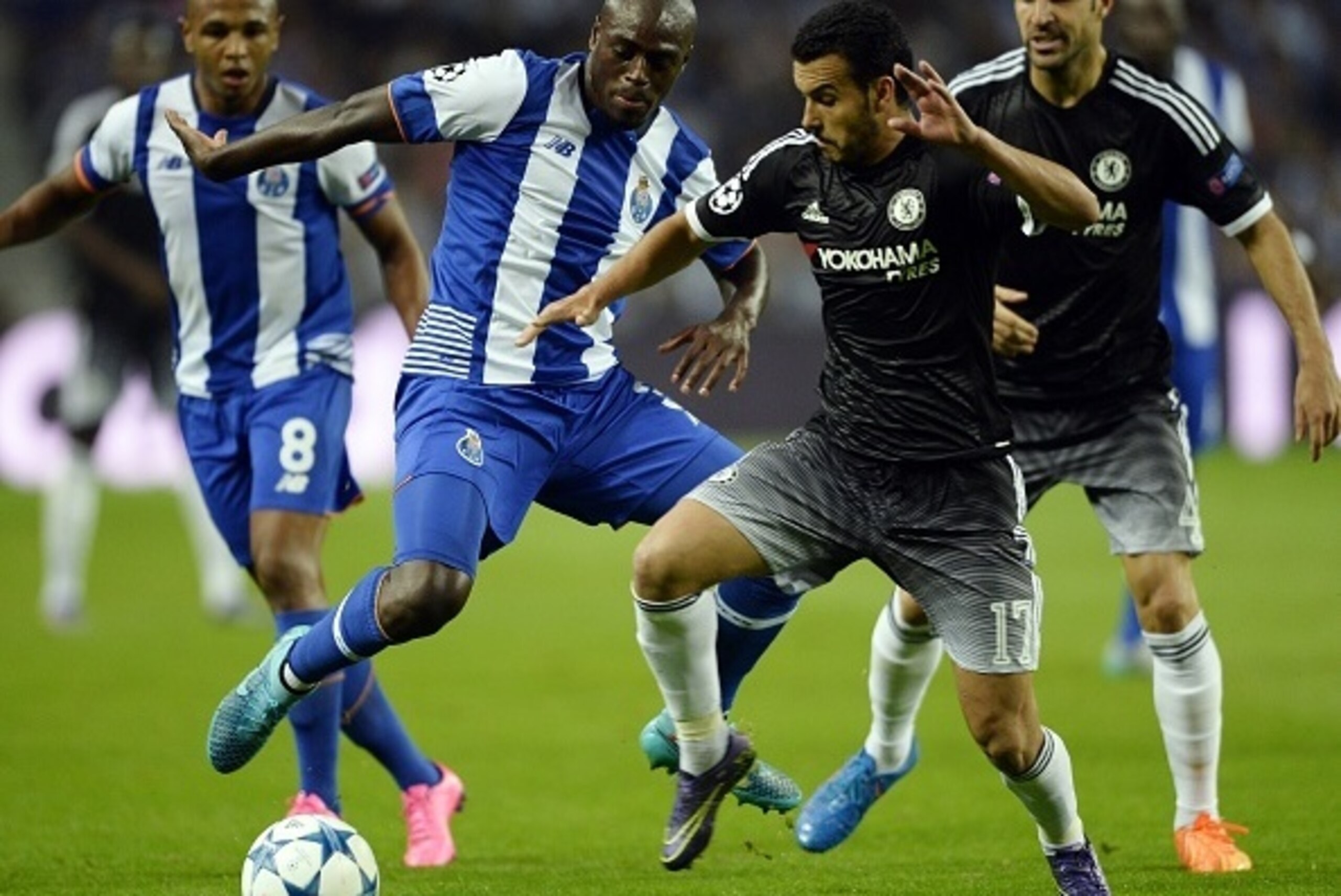 Chelsea's Spanish midfielder Pedro (2nd R) vies with Porto's Dutch defender Bruno Martins Indi (2nd L) during the UEFA Champions League Group G football match at the Dragao stadium in Porto on September 29, 2015.  AFP PHOTO / MIGUEL RIOPA        (Photo cr