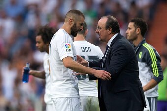 MADRID, SPAIN - SEPTEMBER 26: Head coach Rafael Benitez (R) of Real Madrid CF gives instructions to his player Karim Benzema (L) during the La Liga match between Real Madrid CF and Malaga CF at Estadio Santiago Bernabeu on September 26, 2015 in Madrid, Sp