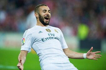 BILBAO, SPAIN - SEPTEMBER 23:  Karim Benzema of Real Madrid CF celebrates after scoring during the La Liga match between Athletic Club Bilbao and Real Madrid CF at San Mames Stadium on September 23, 2015 in Bilbao, Spain.  (Photo by Juan Manuel Serrano Ar