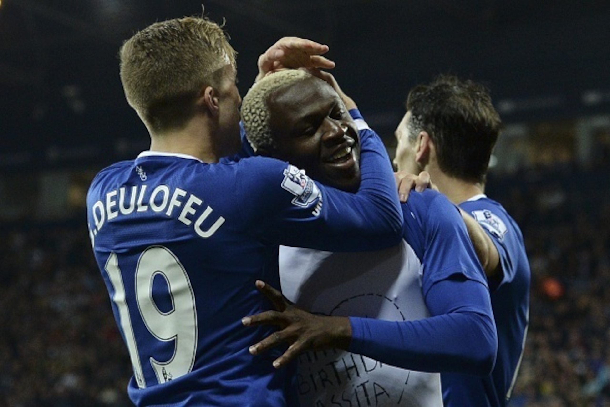 Everton's Spanish midfielder Gerard Deulofeu (L) congratulates Everton's Ivorian striker Arouna Kone (R) after Kone scored their second goal during the English Premier League football match between West Bromwich Albion and Everton at The Hawthorns in West